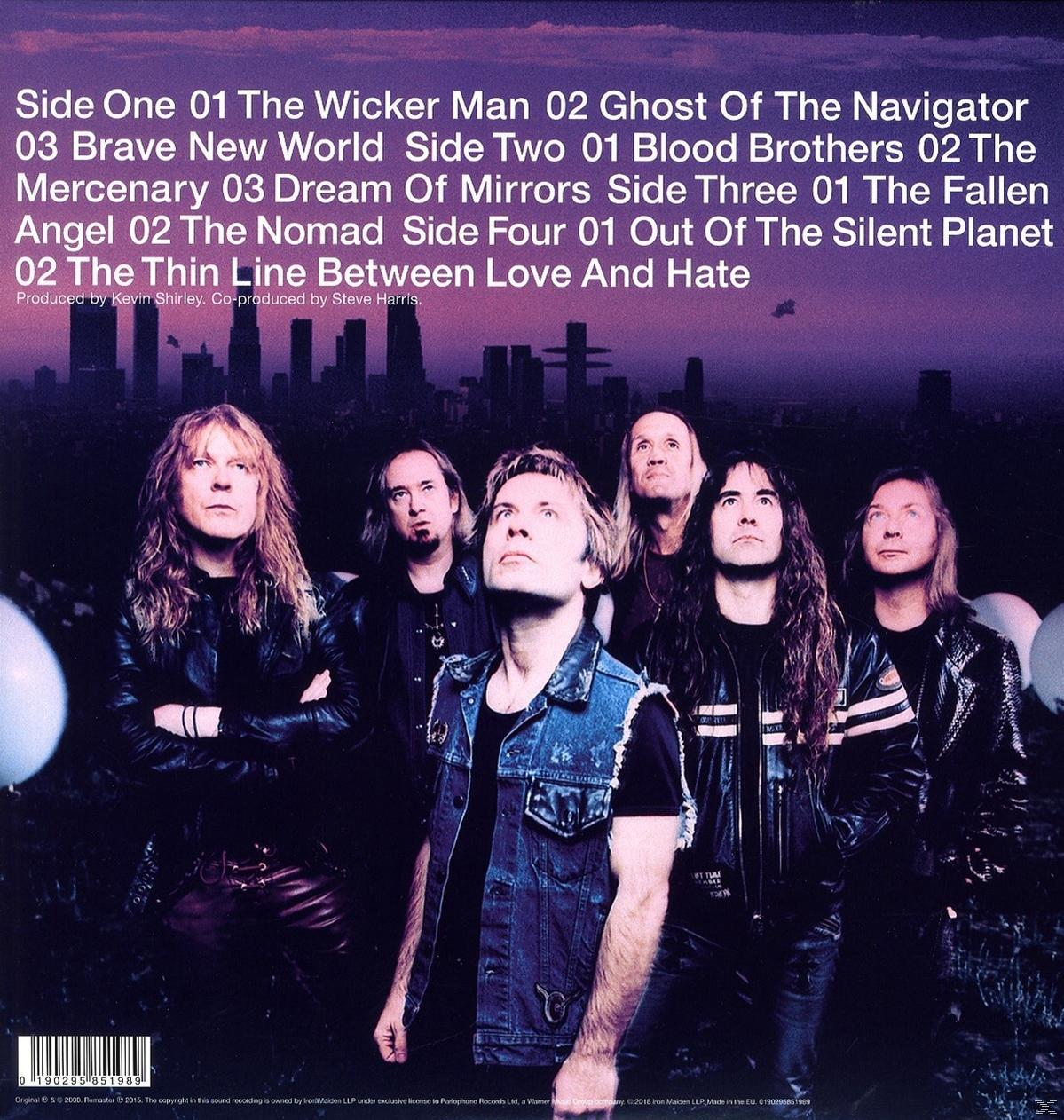 Albumcover von Iron Maiden. Bandmitglieder schauen nach oben, Skyline im Hintergrund.