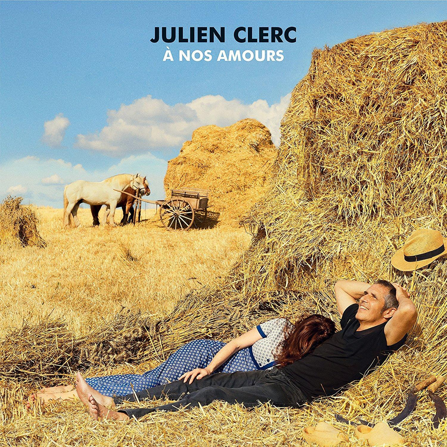 Albumhoes: Koppel liggend in hooi, veld en paarden op de achtergrond. Tekst: Julien Clerc, À Nos Amours.