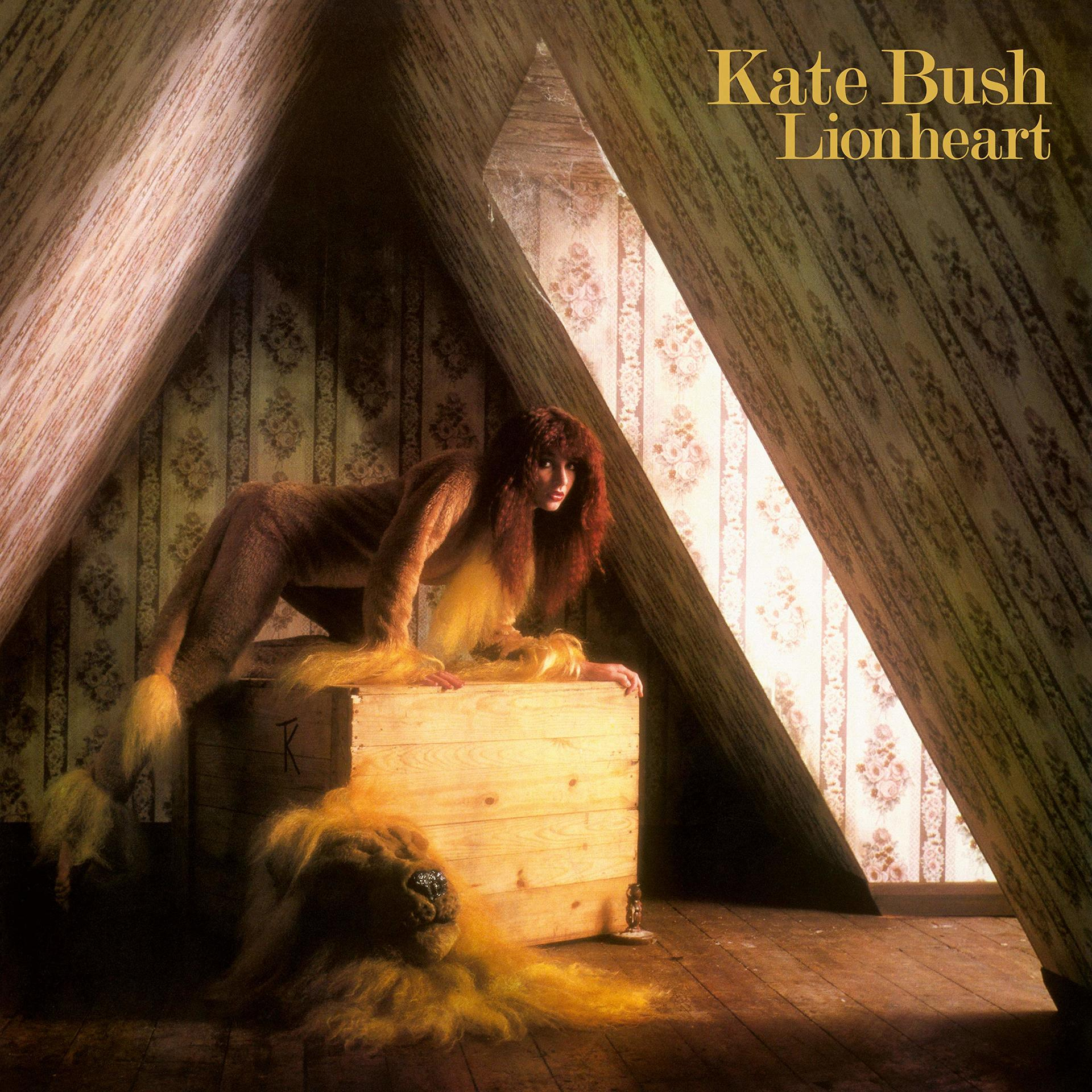Albumcover mit Kate Bush im Löwenkostüm in einem holzgetäfelten Raum mit Holzkiste.