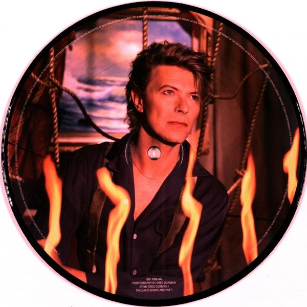 David Bowie Schallplatte. Porträt von David Bowie vor Feuer. Rosa und Rottöne.