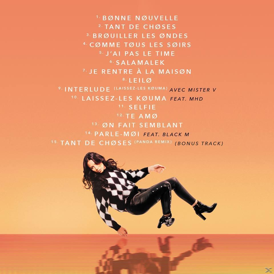 Ein Albumcover mit einer Frau in einem schwarz-weiß karierten Oberteil und schwarzen Hosen. Die Titelliste ist sichtbar.
