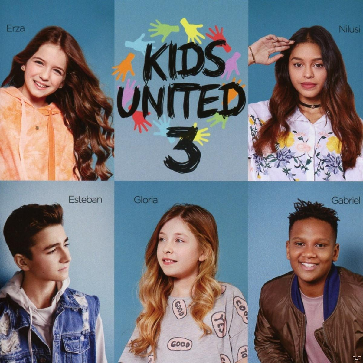 Sechs Jugendliche posieren vor blauem Hintergrund; der Text 'KIDS UNITED 3' ist zentriert.