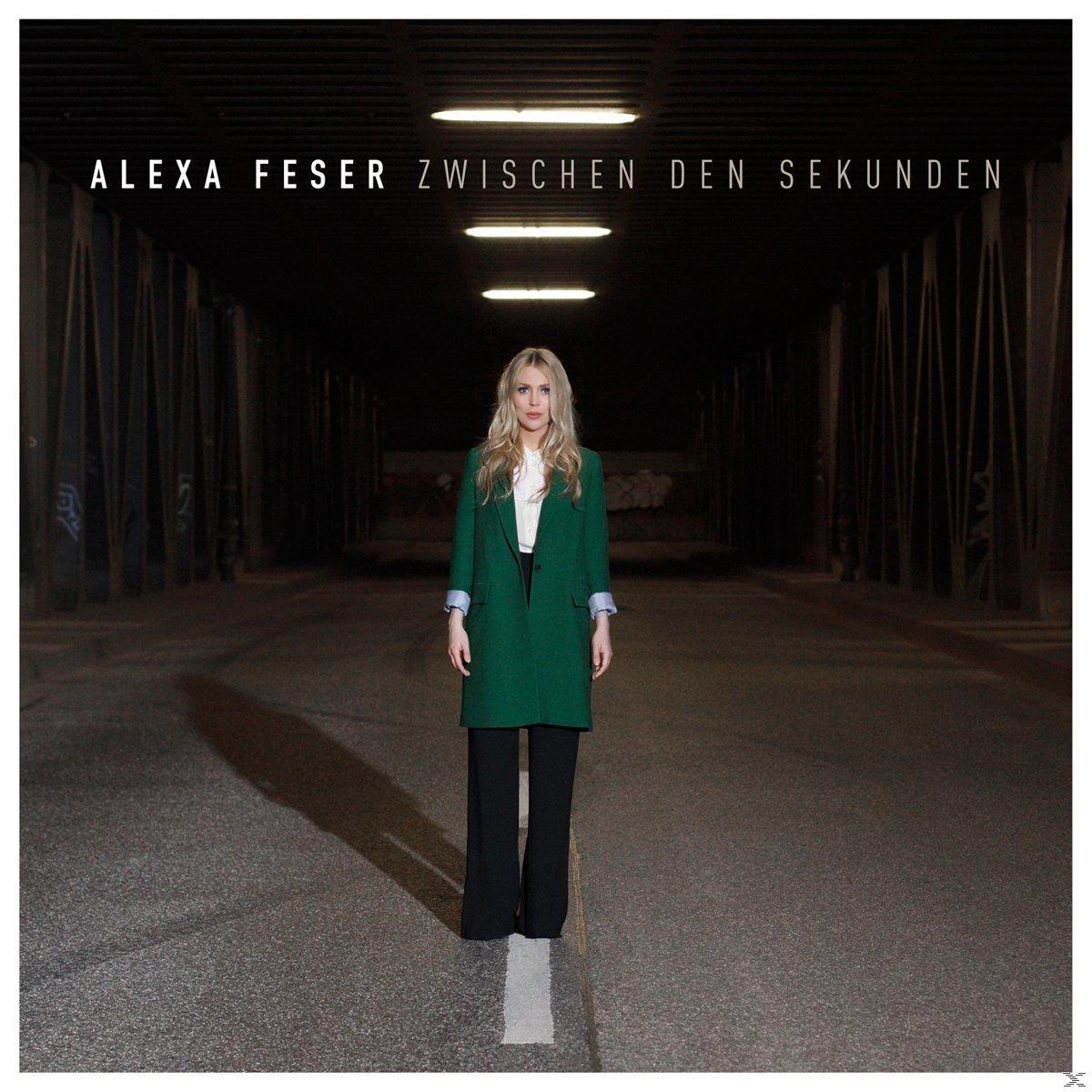 Albumcover. Eine Frau in einem grünen Mantel steht in einem dunklen Tunnel. Text: Alexa Feser, Zwischen den Sekunden.