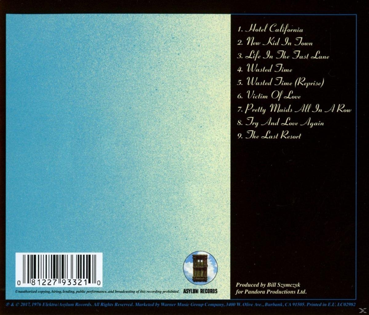 Album hátlapja számlistával és vonalkóddal. Világoskék háttér, jobb oldalon szöveggel.