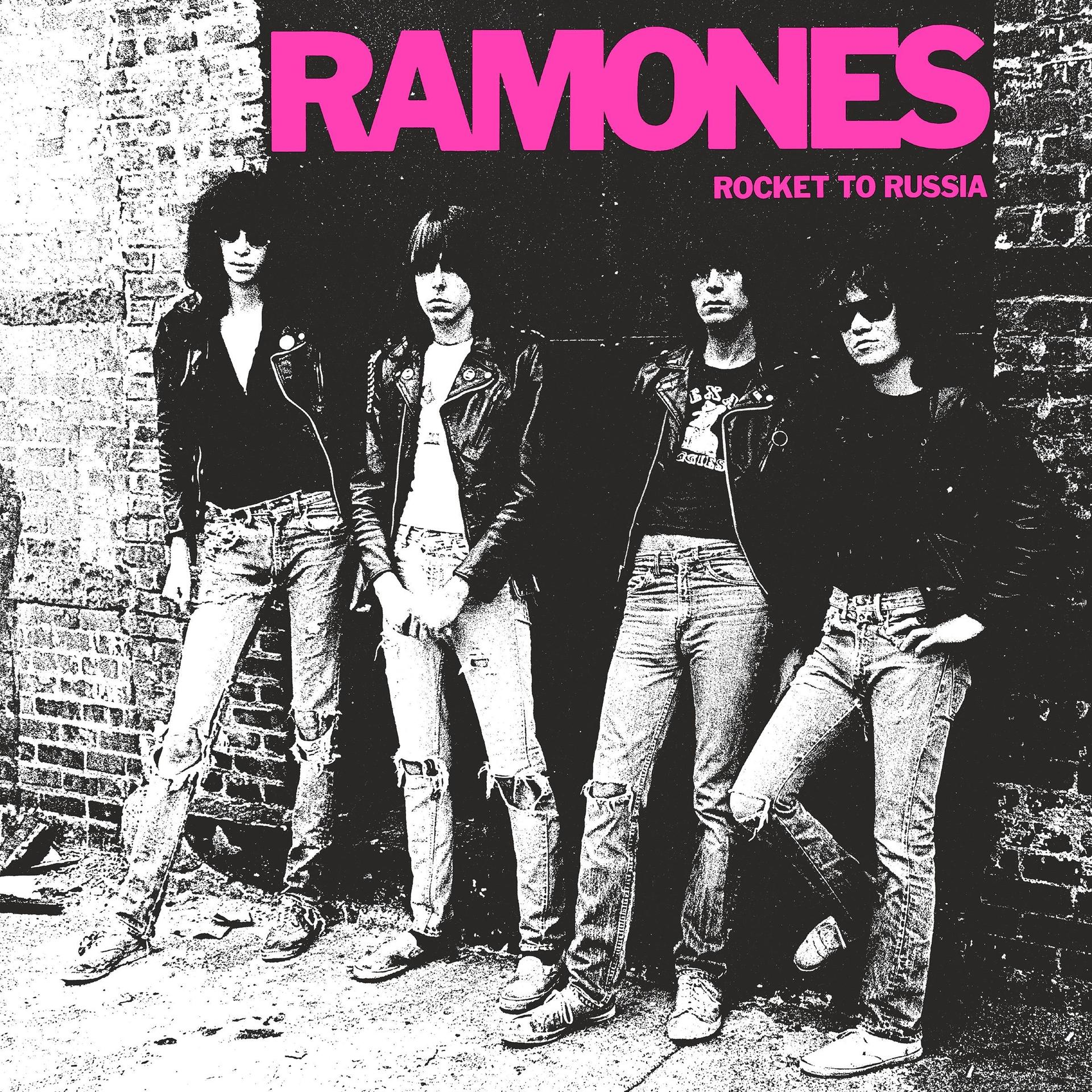 Album borító: The Ramones, négy zenekari tag téglafal előtt, fekete-fehér.