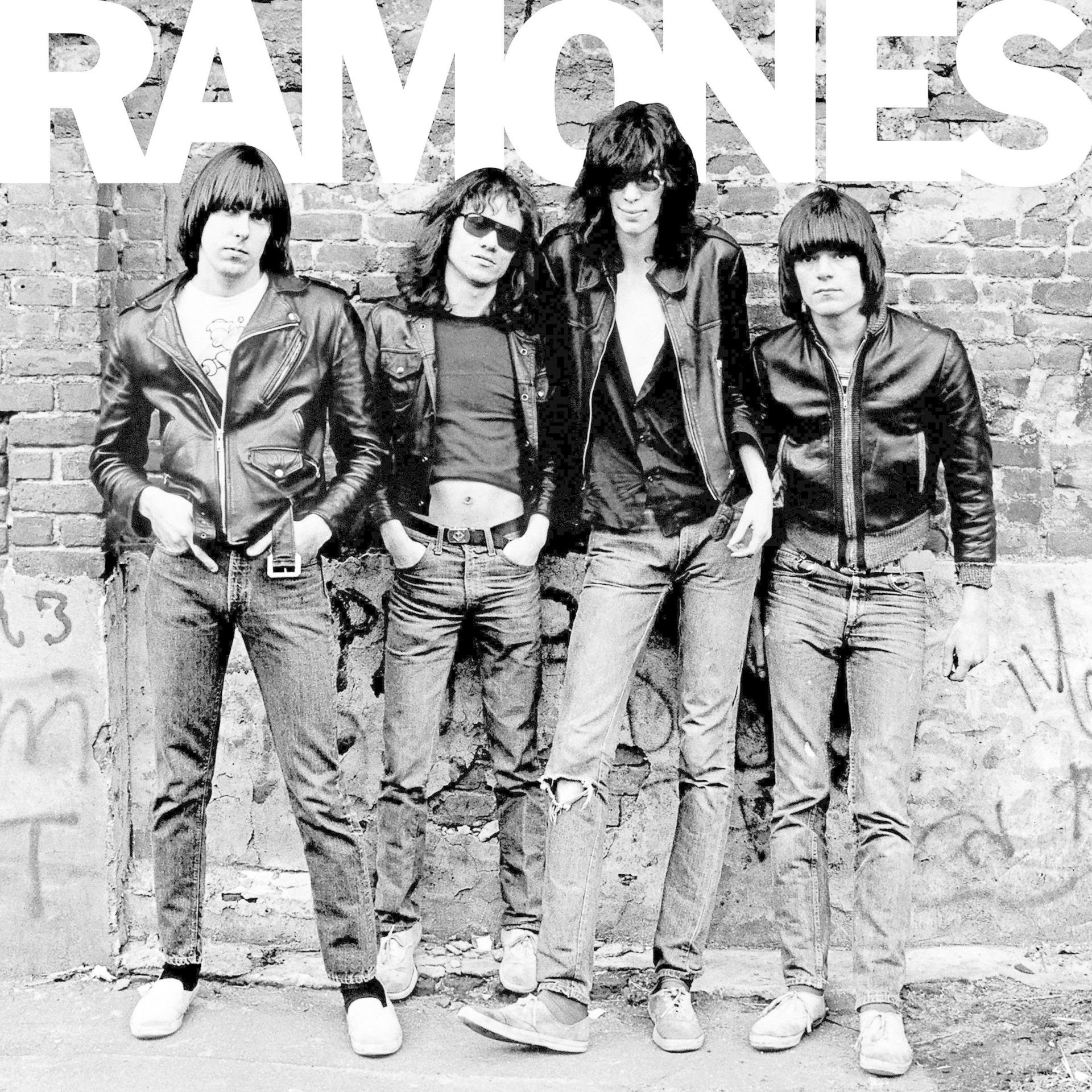 A Ramones album borítója fekete-fehérben. A zenekar egy téglafal előtt áll.
