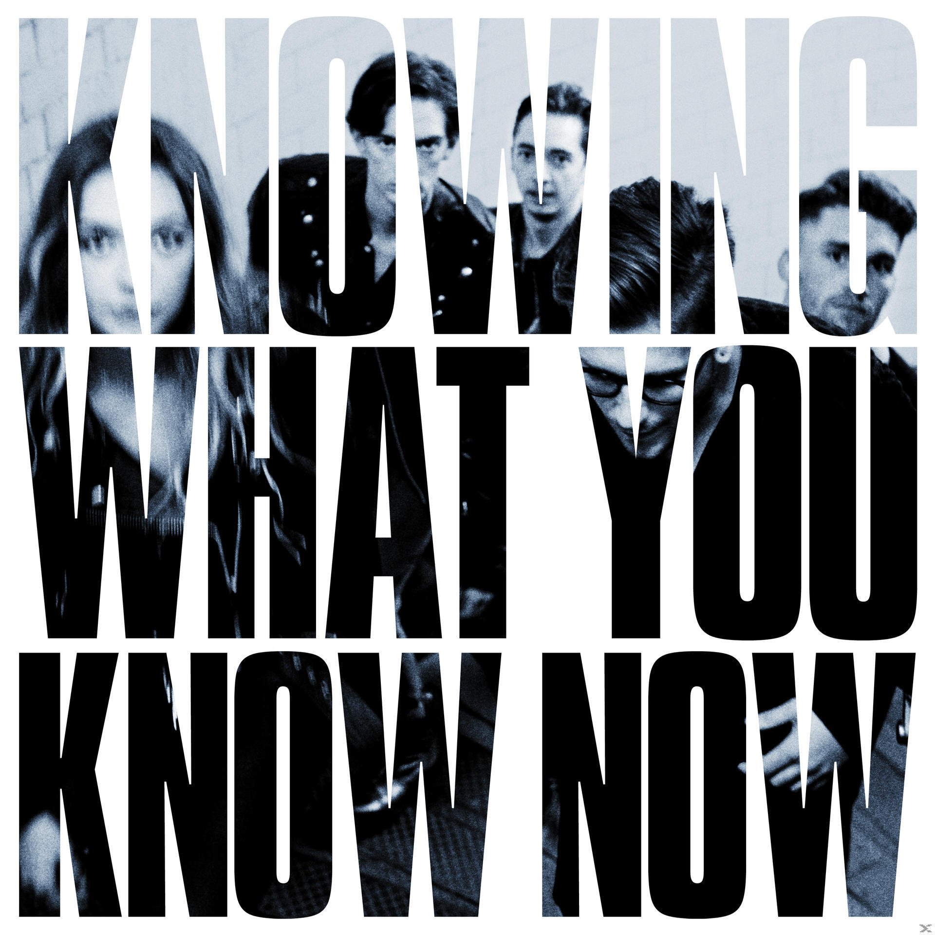 Albumcover: 'Knowing What You Know Now' in Weiß über verschwommenen Gesichtern in Schwarzweiß.