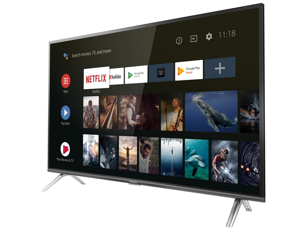 Smart TV sobre soporte, mostrando aplicaciones y contenido de vídeo.