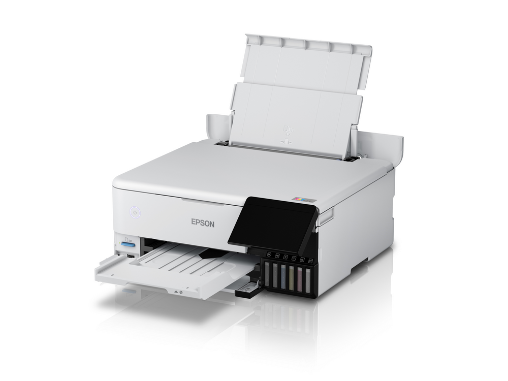 Una impresora Epson con bandejas abiertas. Muestra una pantalla táctil y cartuchos de tinta visibles.