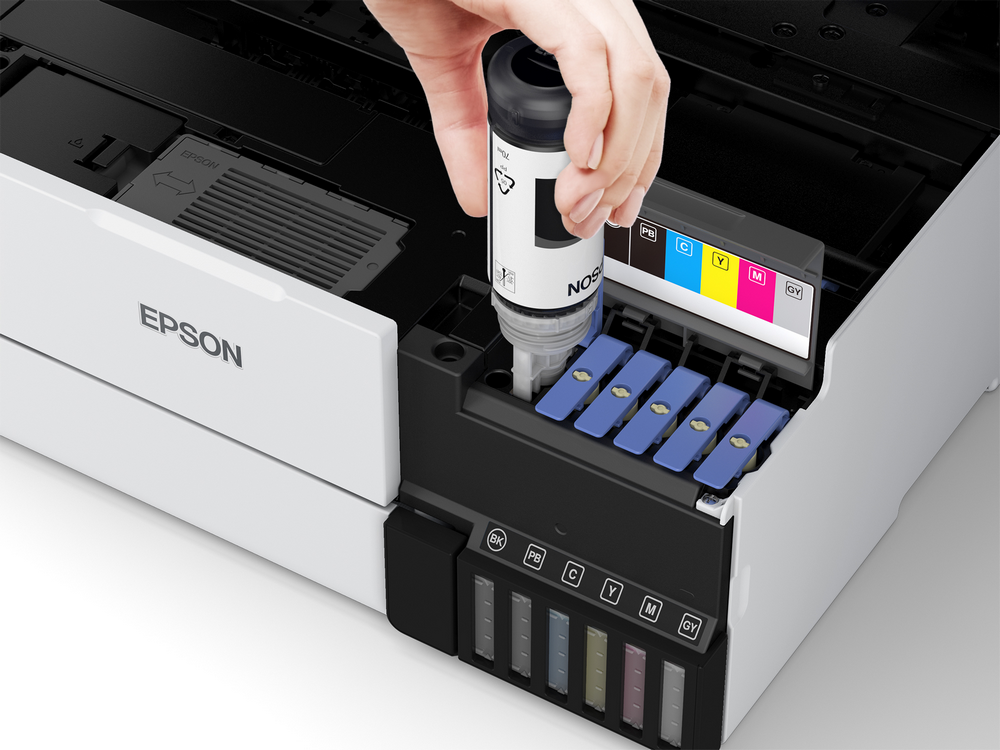 Impresora Epson con inserción de botella de tinta, fondo blanco.