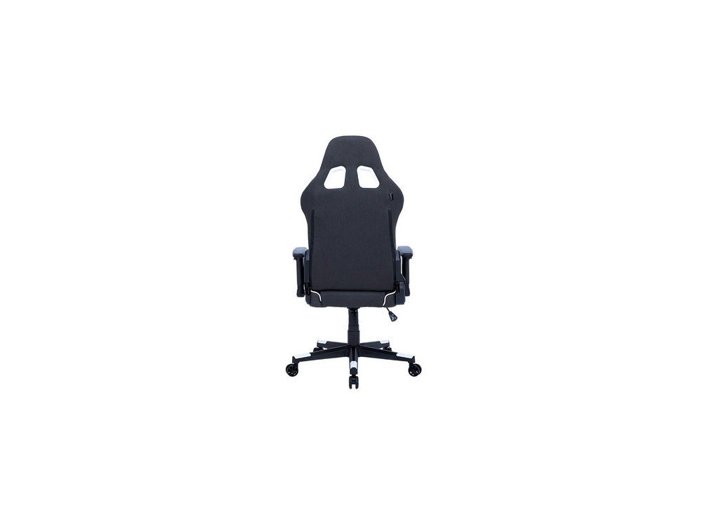Vista trasera de una silla gaming negra sobre fondo blanco. Con reposacabezas y reposabrazos, sobre ruedas.