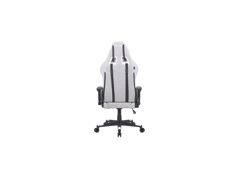 Silla gaming, vista trasera, tela gris, acentos negros, correas, ruedas, fondo blanco.