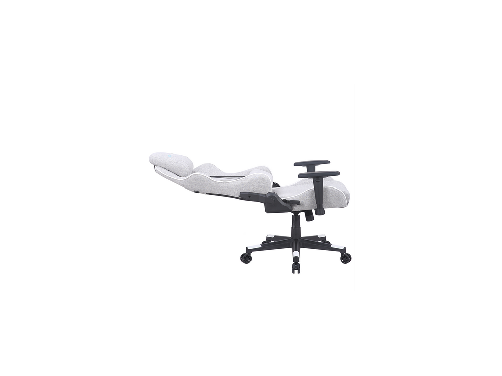 Una silla gaming gris inclinada hacia atrás con ruedas, reposabrazos y reposacabezas.
