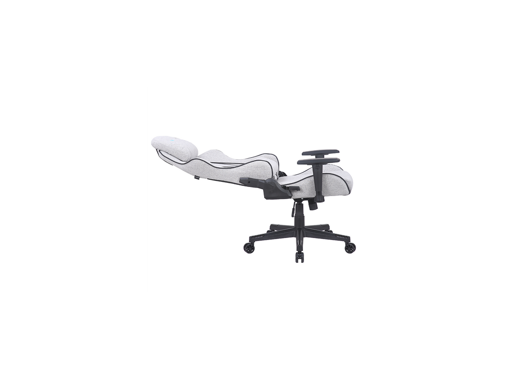 Una silla gaming gris sobre un fondo blanco. La silla tiene respaldo alto, reposabrazos y ruedas.