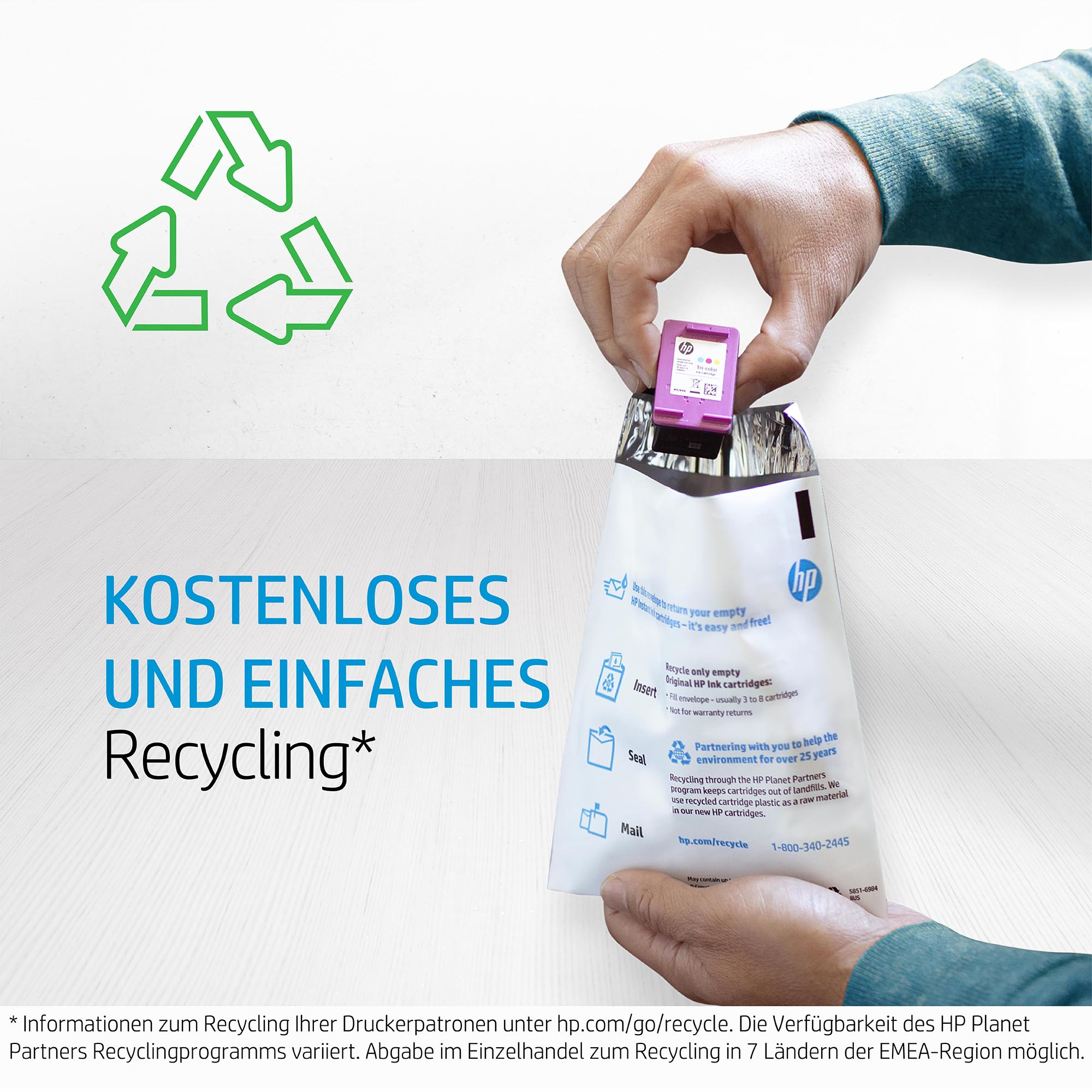 Weiße und pinkfarbene Tintenpatrone in einer Recycling-Tüte.