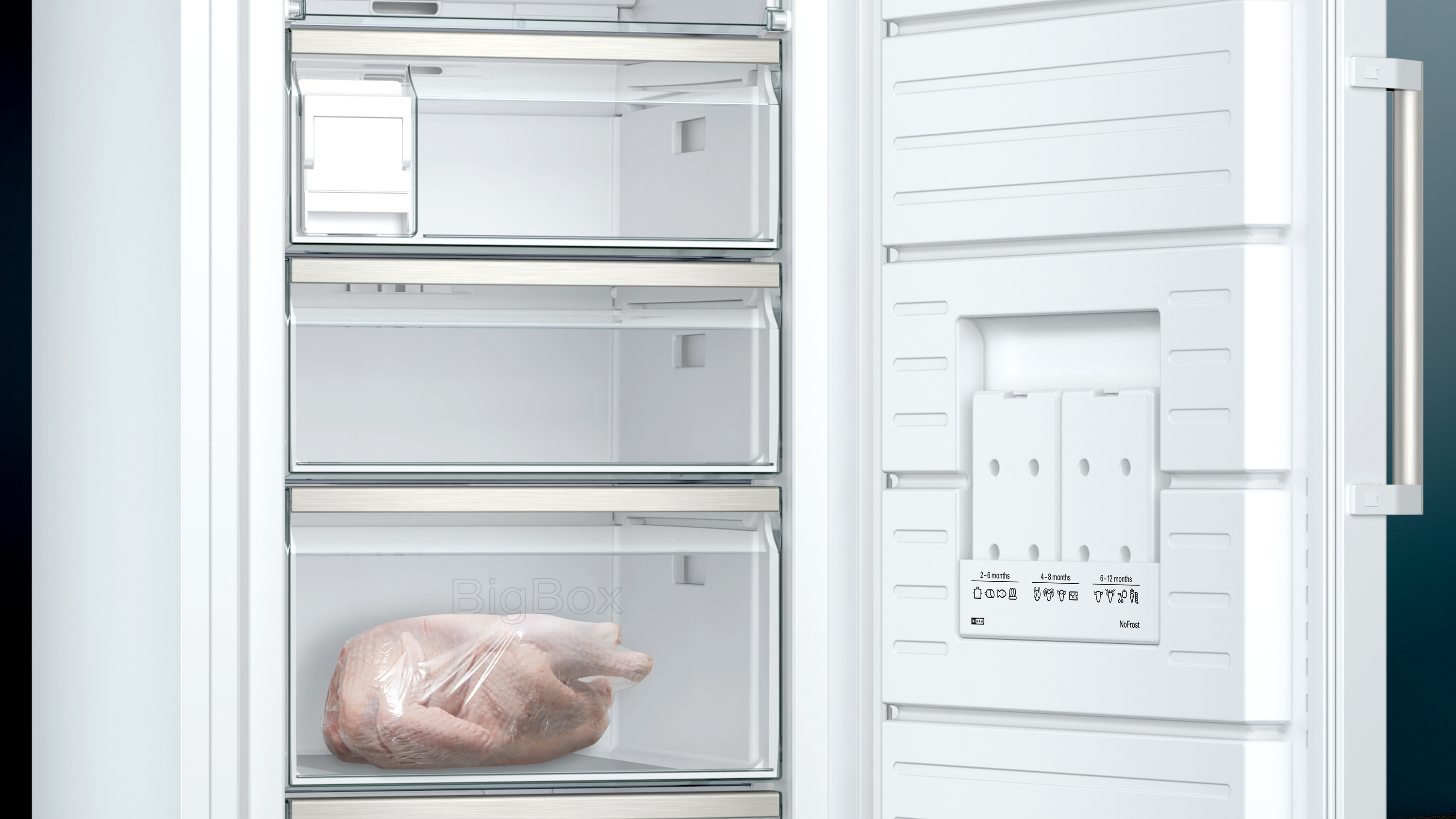 Geöffneter Kühlschrank mit Regalen und BigBox mit gefrorenem Truthahn.