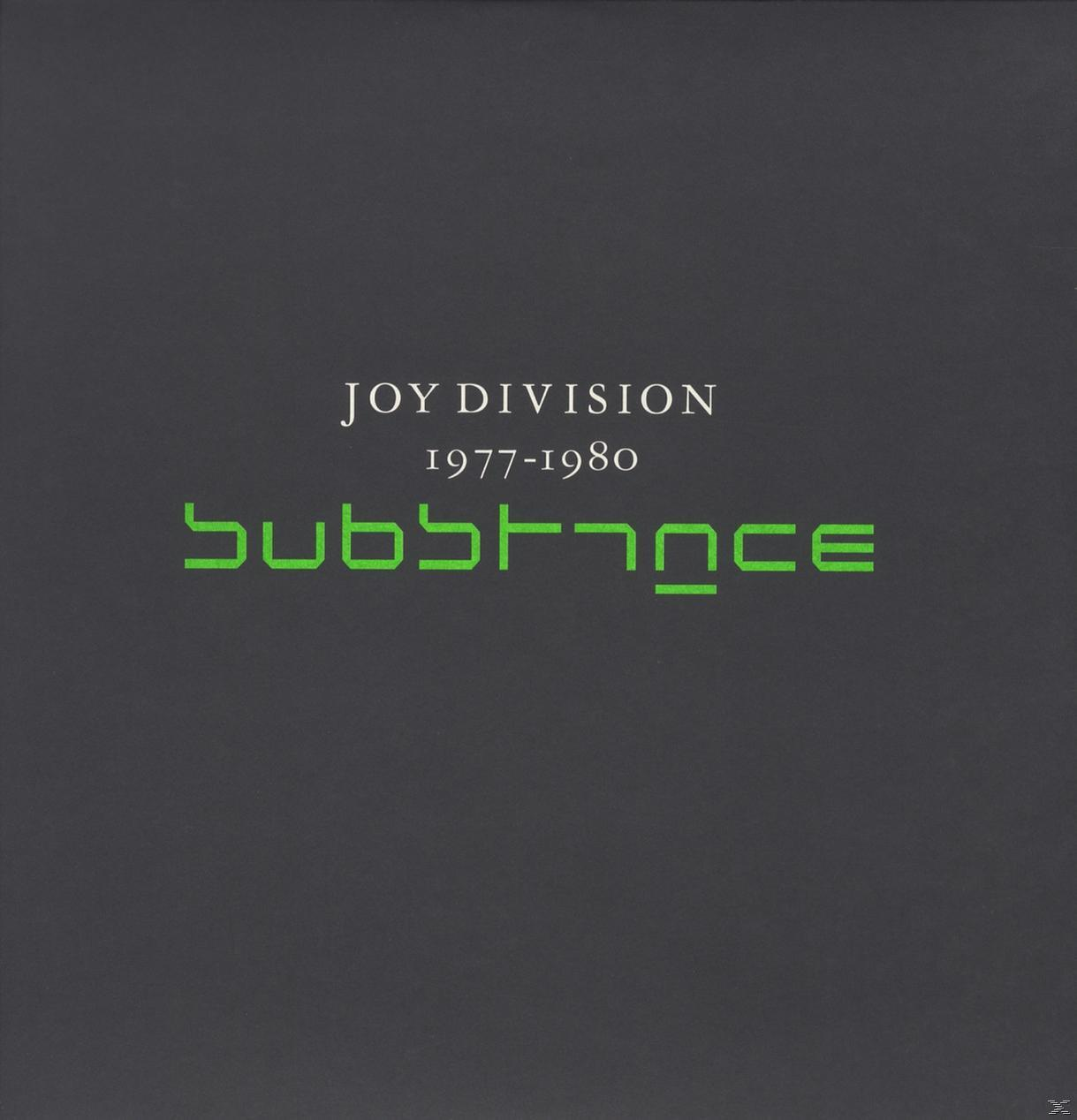 Album borító: Joy Division, 'Substance'. Fekete háttér, zöld szöveg. 'Joy Division', '1977-1980' és 'Substance'.