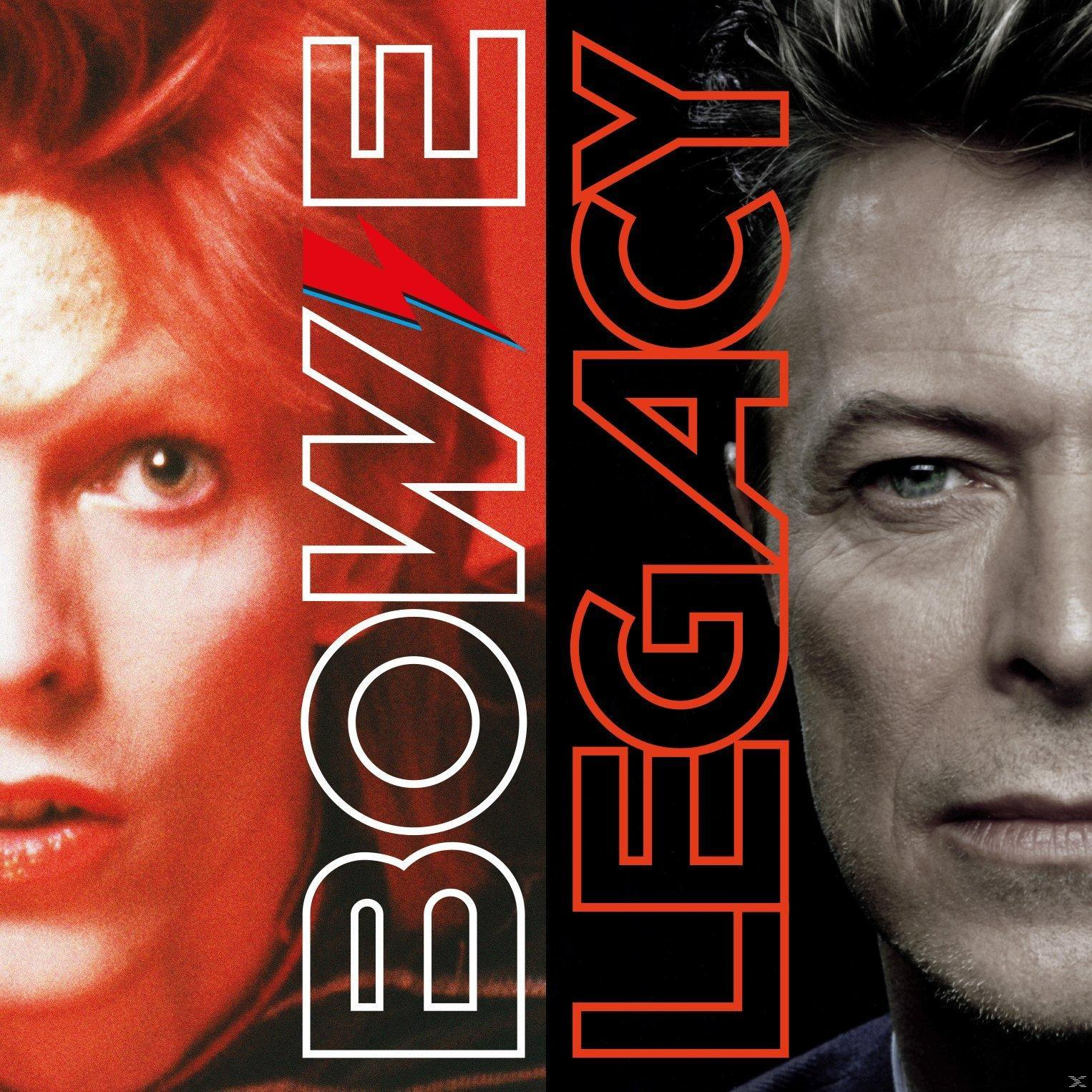 Pochette d'album avec le visage de Bowie divisé avec le mot "Legacy". L'autre côté montre un Bowie roux.