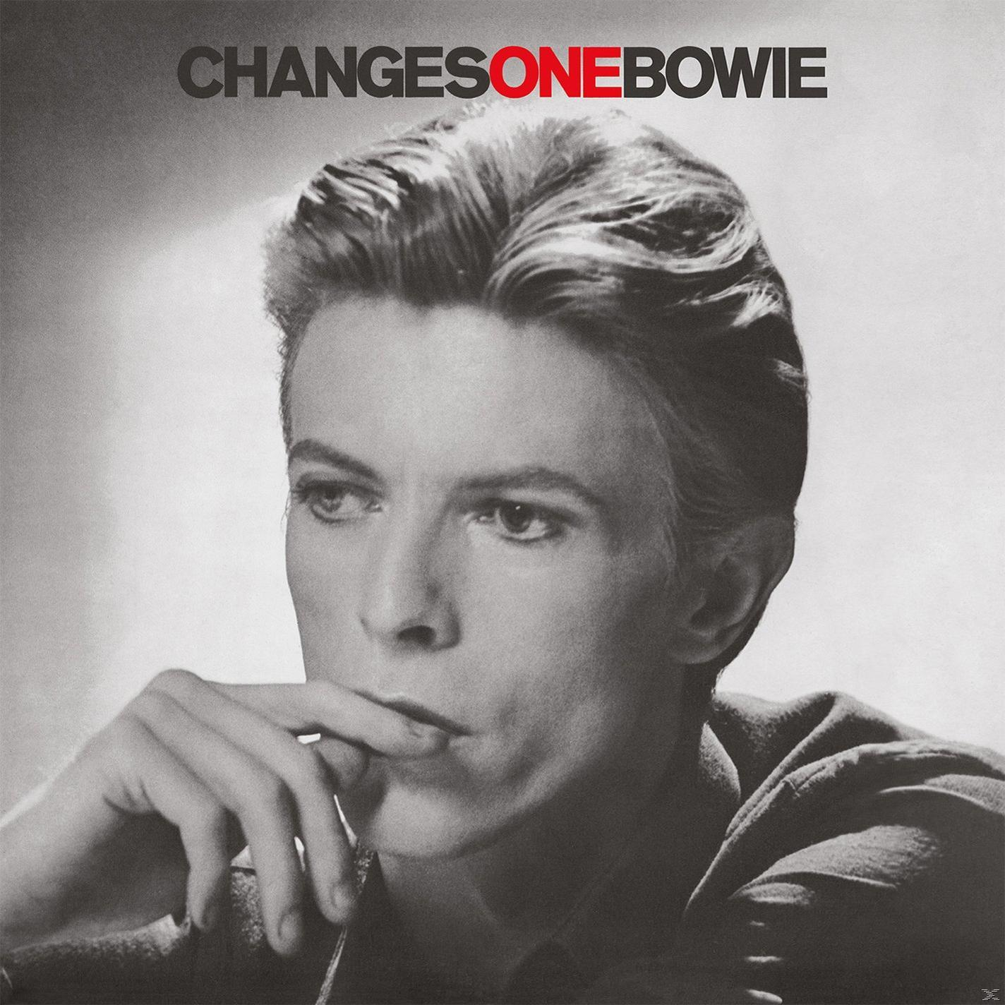 Couverture de l'album : Changesonebowie. Une photo en noir et blanc de David Bowie, l'air pensif.