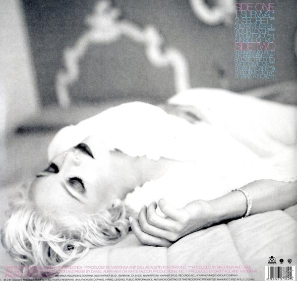 Albumcover einer liegenden Frau mit einer Titelliste auf der Seite. Der Hintergrund ist unscharf.
