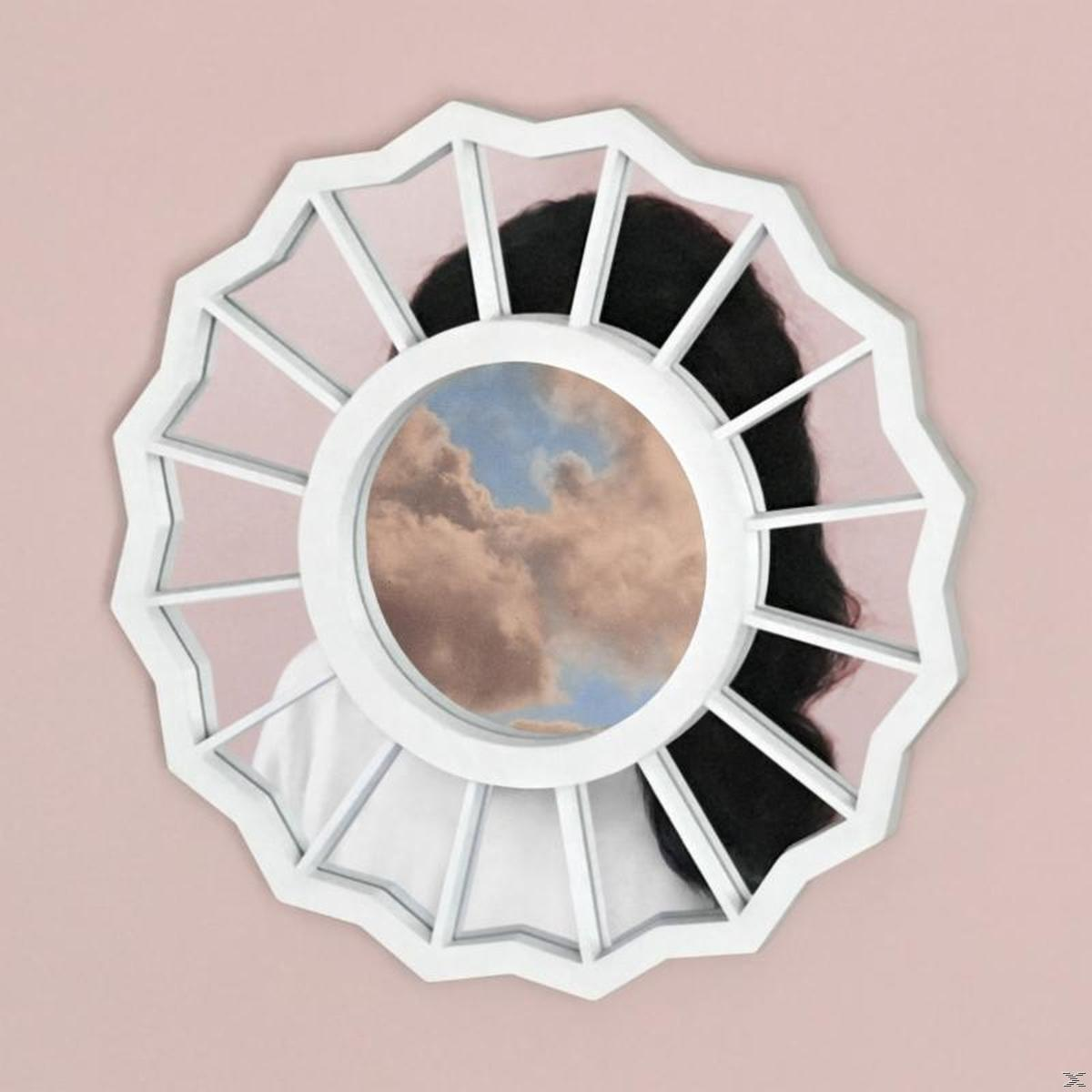 Album borító: Mac Miller. Egy nő haja a tükör keretében, felhők tükröződnek, rózsaszín háttér.