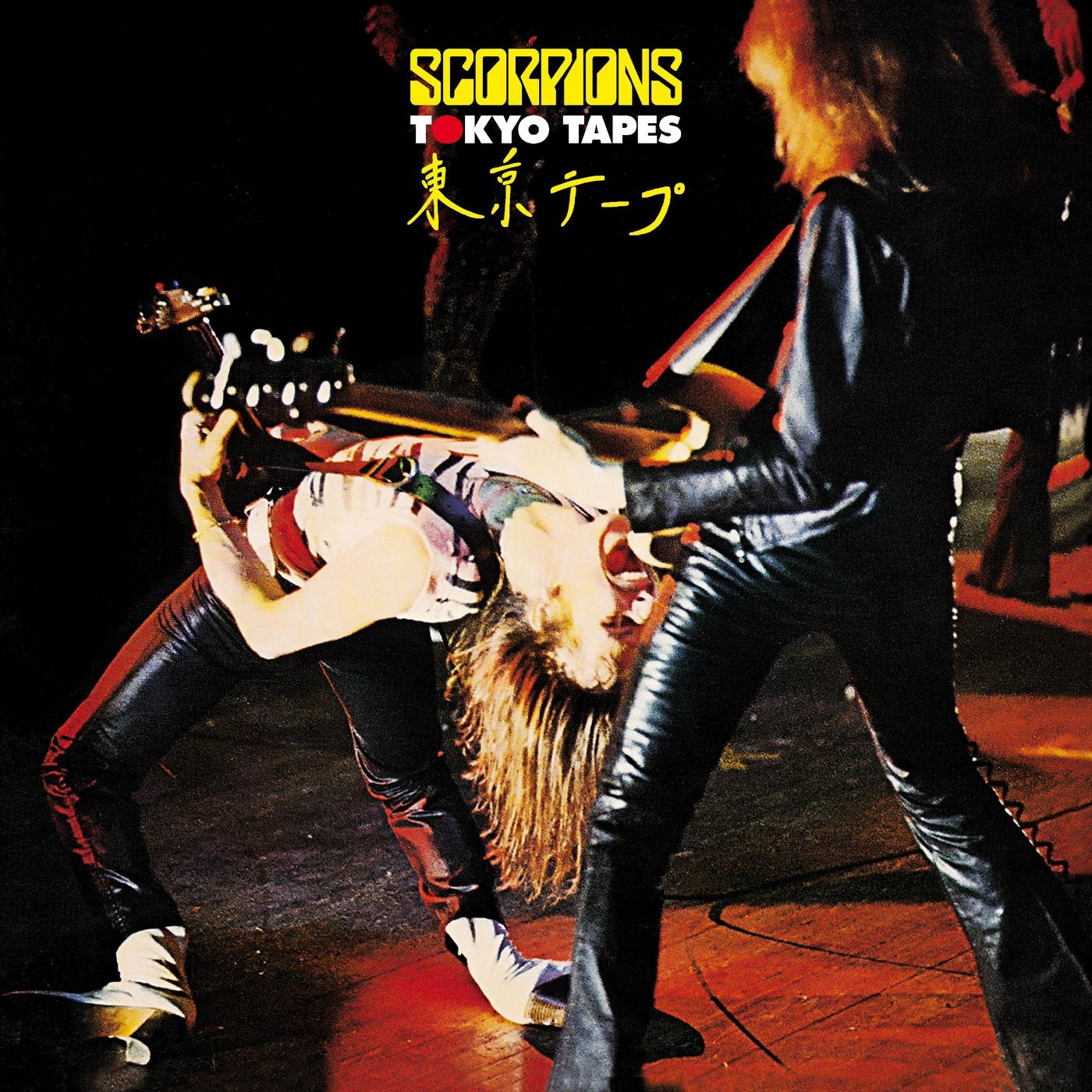 Album borító a Scorpions zenekarral, egy színpadi fotó a zenészekkel, a 'Tokyo Tapes' szöveggel.