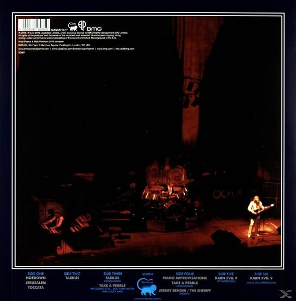 Sötét színpad, zenekarral. Az árnyékok és a színpadi fények drámai jelenetet keltenek. Tarkus című album borítója.