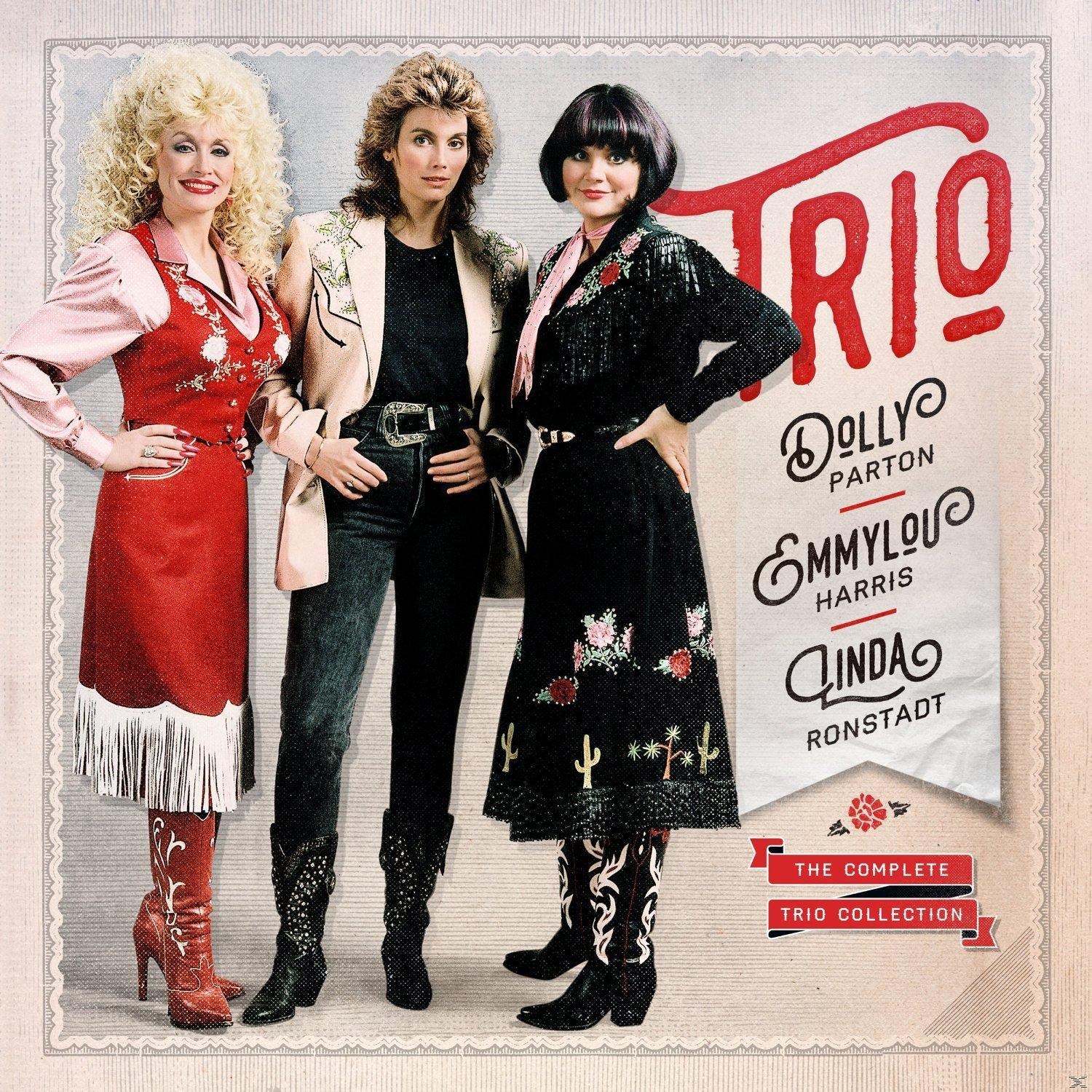Drie zangeressen in westerse kleding staan voor een rustieke achtergrond met de albumtitel Trio.