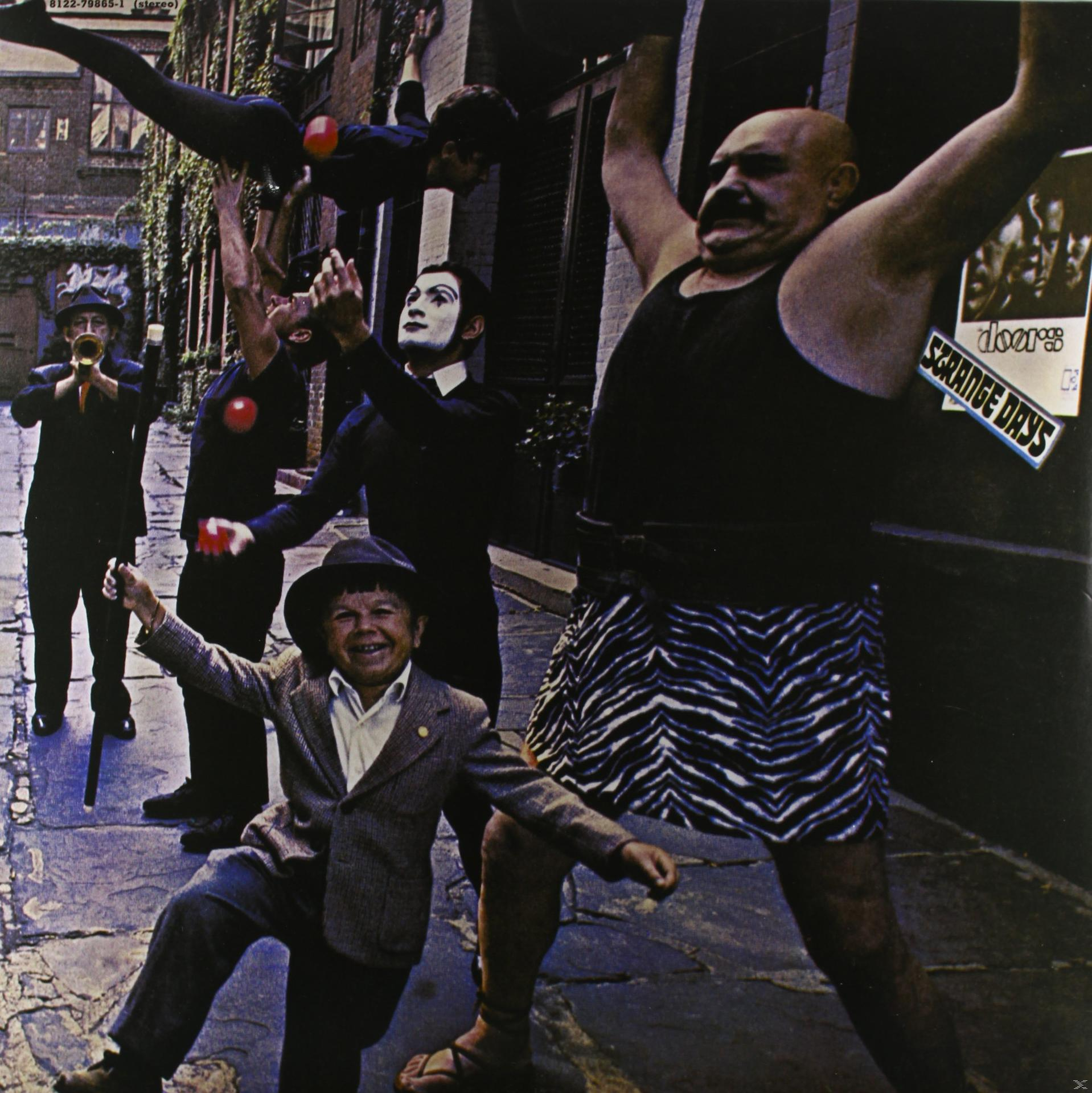 Das Doors-Albumcover. Mehrere Personen in Kostümen posieren in einer Straßenszene.