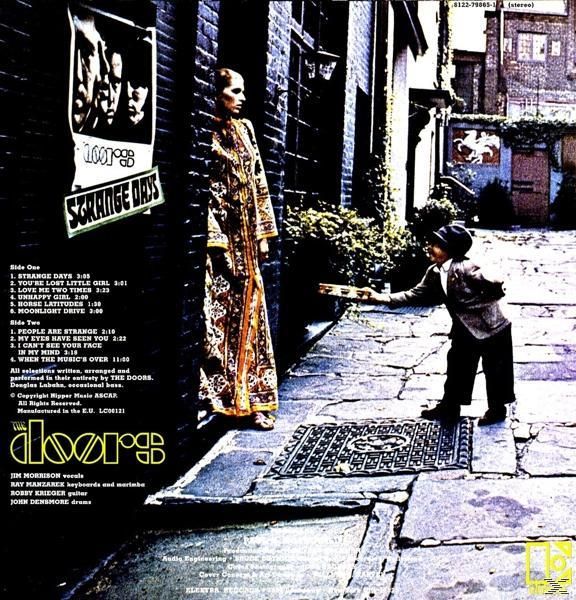 Albumcover von The Doors' Strange Days. Enthält Bilder einer Frau, eines Jungen und Text vor dunklem Hintergrund.