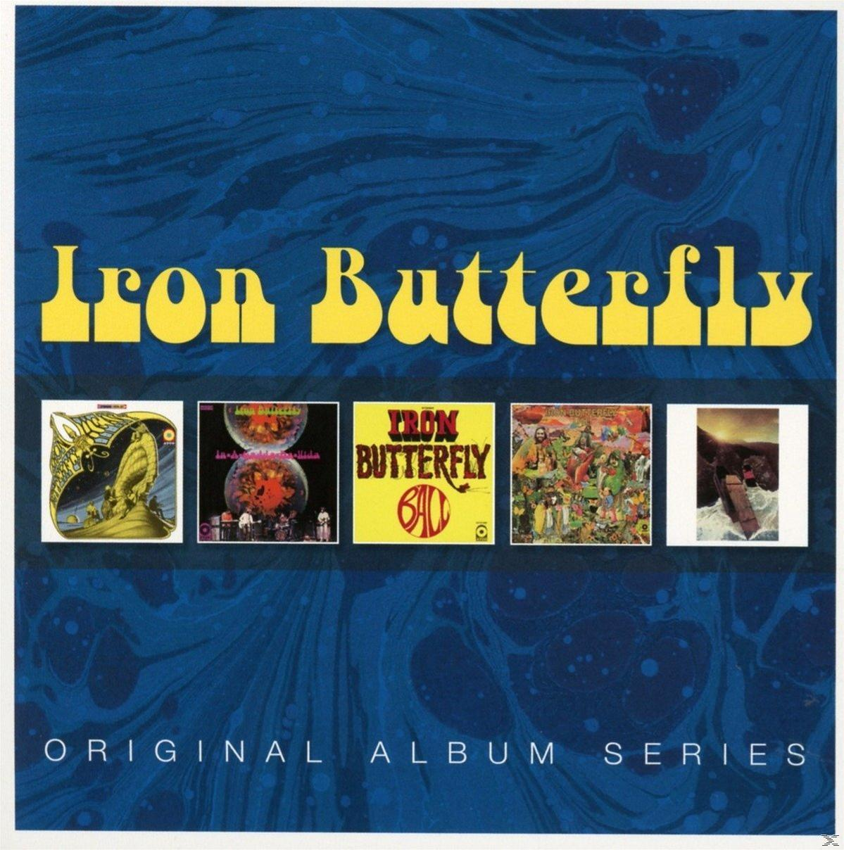 Albumcover mit dem Titel Iron Butterfly, mit mehreren Albumcovern darunter auf blau-weißem Marmorhintergrund.