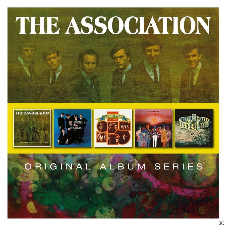 Albumcover: Sechs Männer in Anzügen. Mehrere Albumcover in einer Reihe. Text: The Association, Original Album Series.