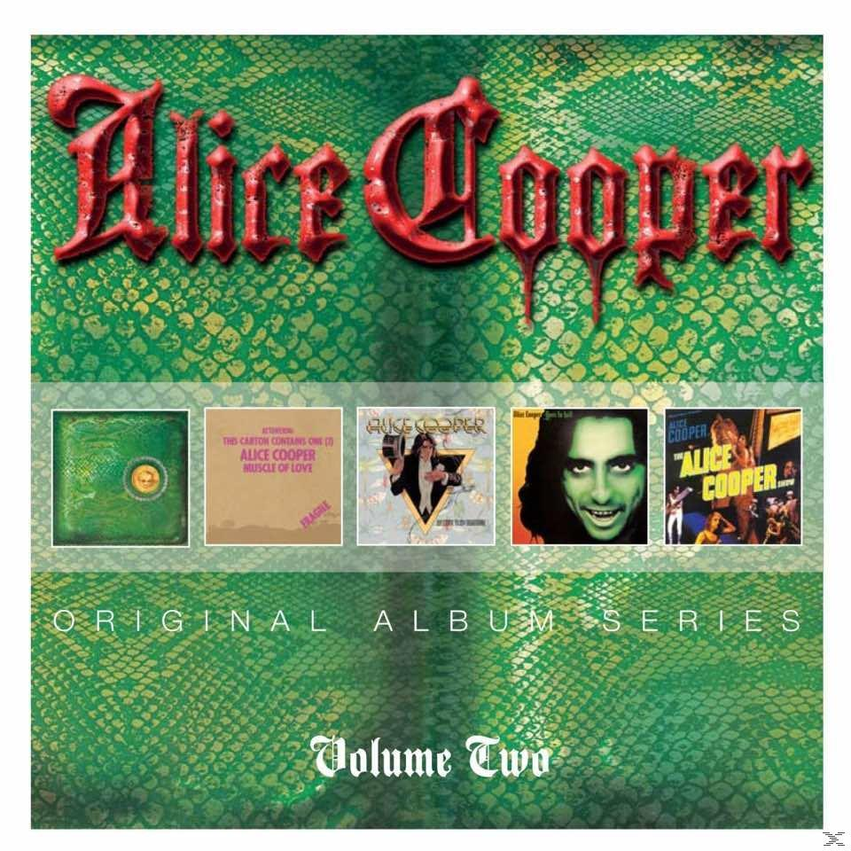Albumcover: Alice Cooper, roter Text und Albumcover auf grünem Schlangenhaut-Hintergrund.