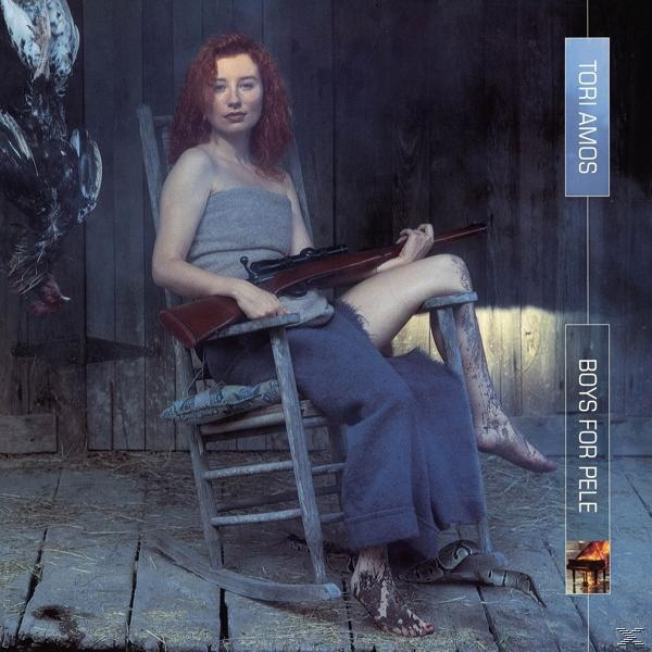 Tori Amos Albumcover: Eine Frau mit roten Haaren sitzt auf einem Stuhl mit einem Gewehr, dahinter ein toter Vogel.