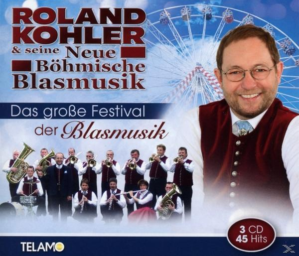 Albumcover mit lächelndem Mann in Weste und einer Band, die auftritt.
