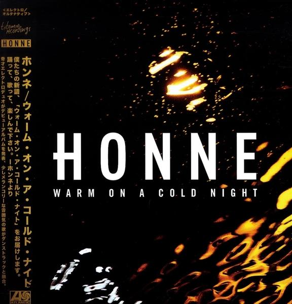 Albumcover mit japanischem Text, dem Wort HONNE und den englischen Wörtern 'WARM ON A COLD NIGHT'.