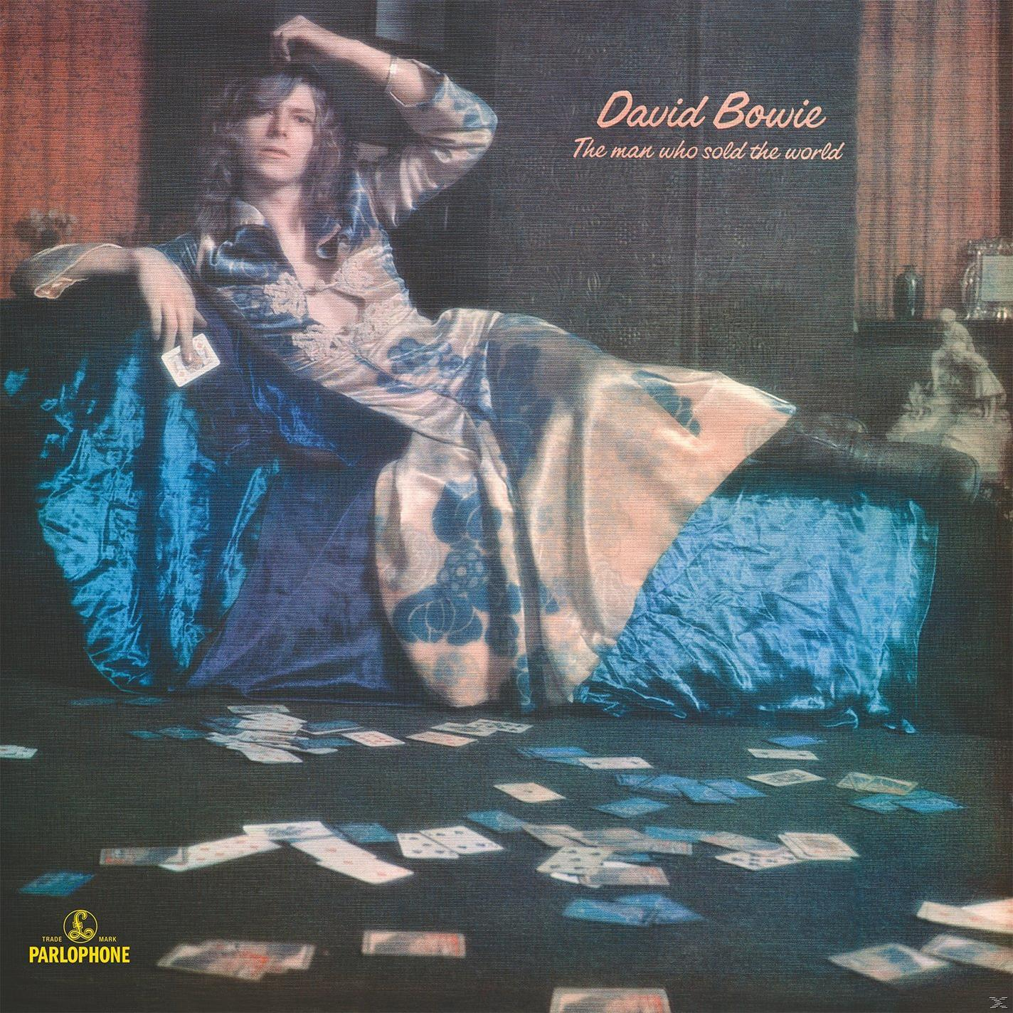 David Bowie Albumcover; Mann im Morgenmantel, Karten am Boden.