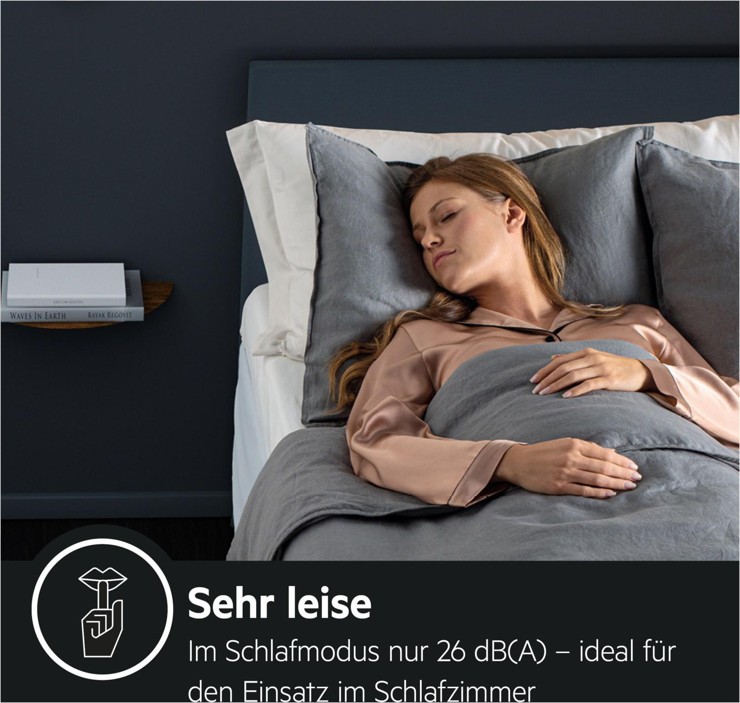 Eine Frau schläft in einem Bett, mit Text über leisen Betrieb.