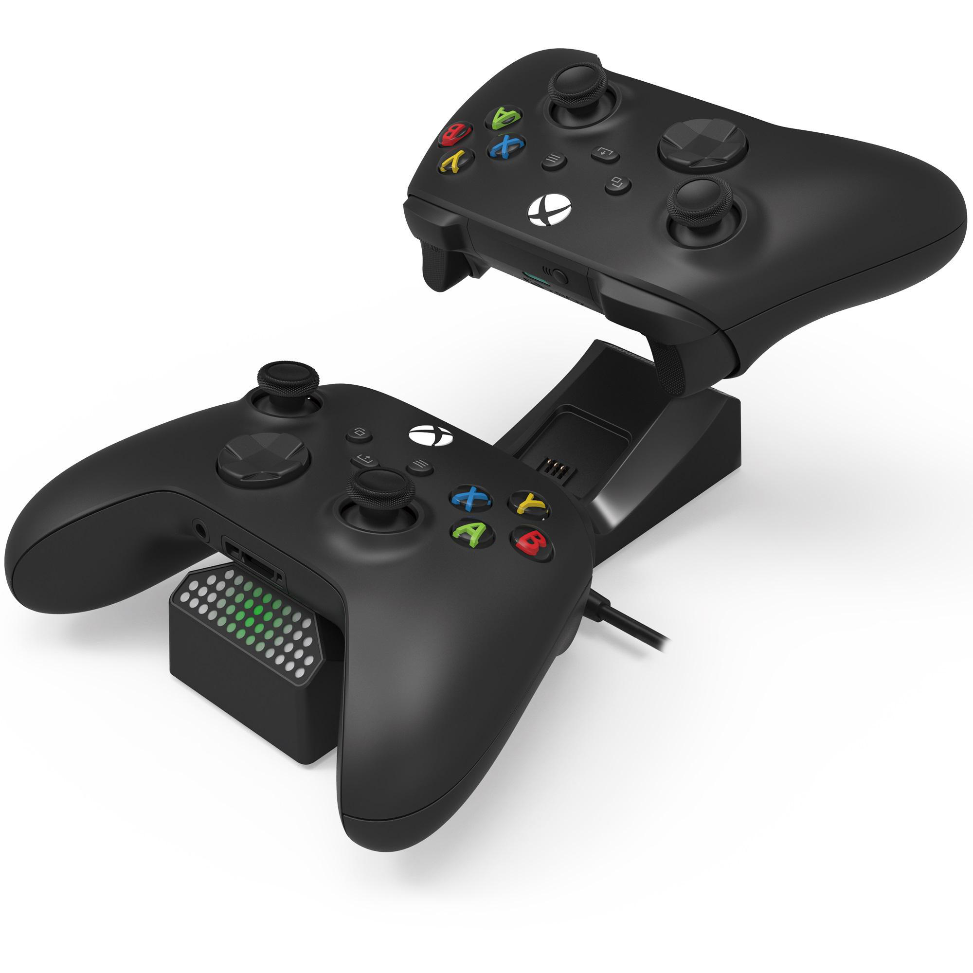 Zwei schwarze Xbox-Controller auf einer Ladestation, einer mit farbigen Tasten.