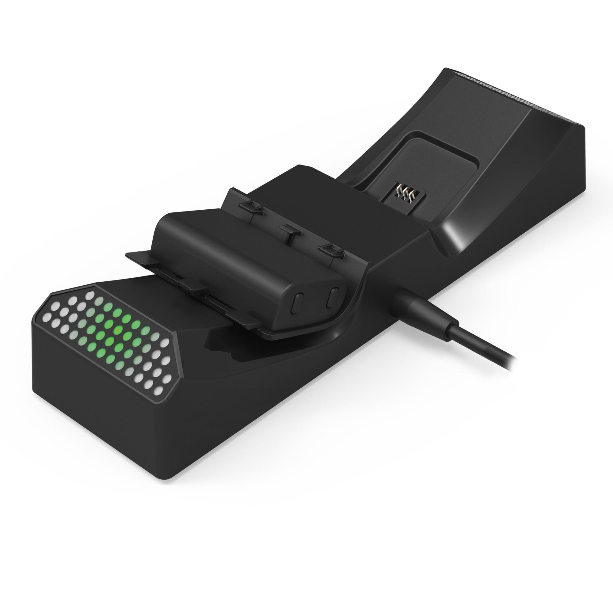Eine schwarze Ladestation mit grünen Lichtern für Gamecontroller, vor weißem Hintergrund.