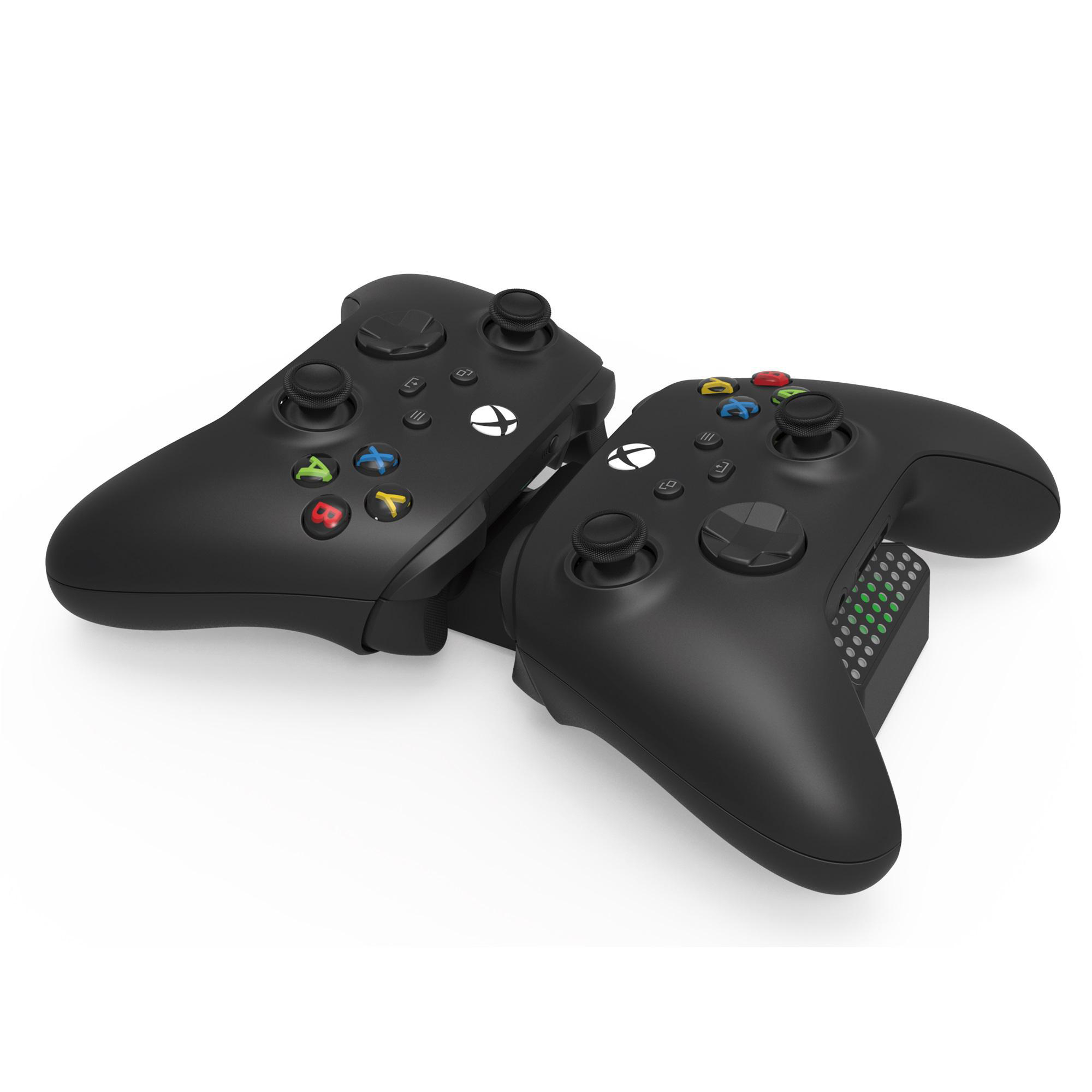 Zwei schwarze Xbox-Controller werden auf weißem Hintergrund angezeigt.