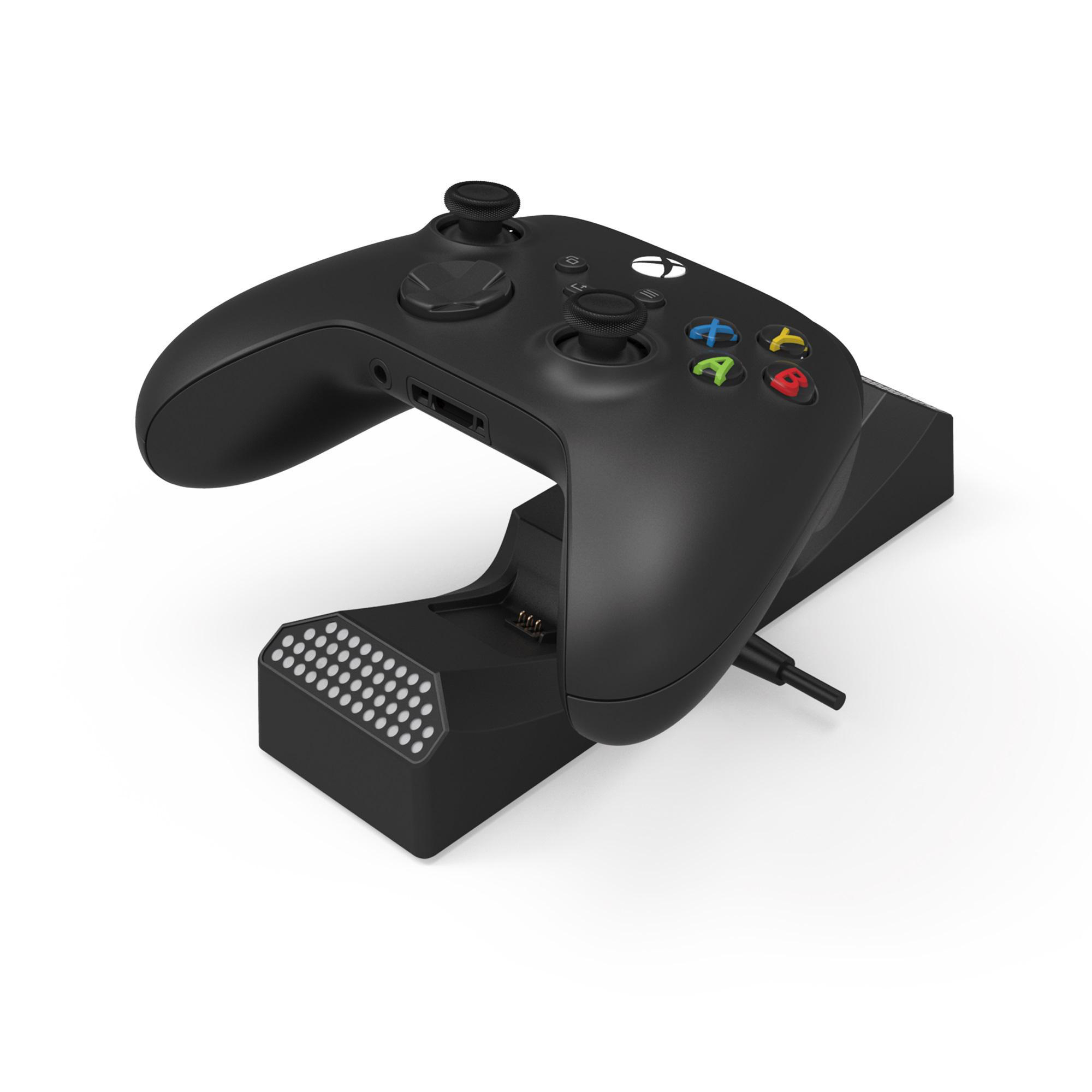 Ein schwarzer Xbox Series X/S Controller und eine Ladestation auf weißem Untergrund.