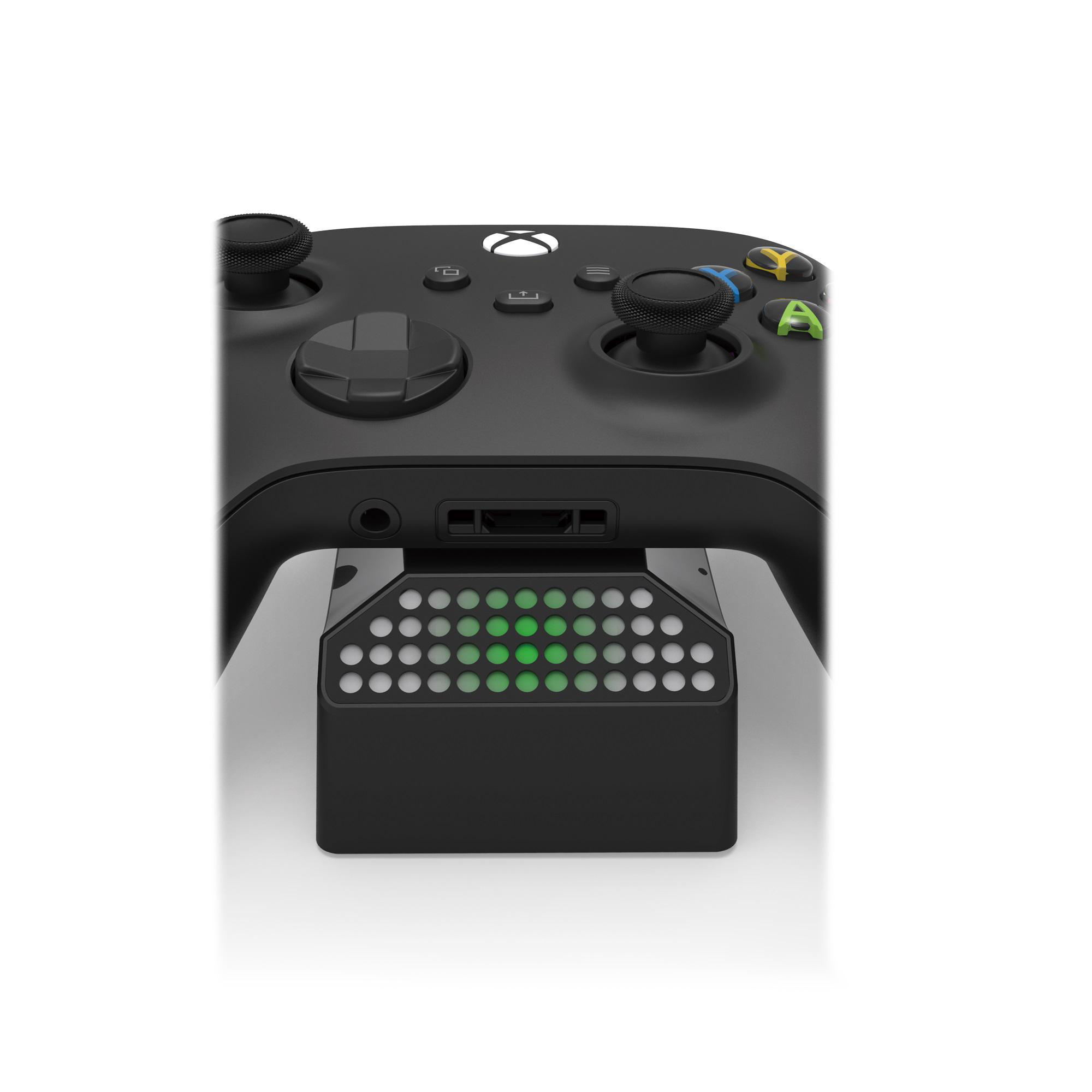 Xbox-Controller auf einer Ladestation. Schwarze Farbe. Weißer Hintergrund.