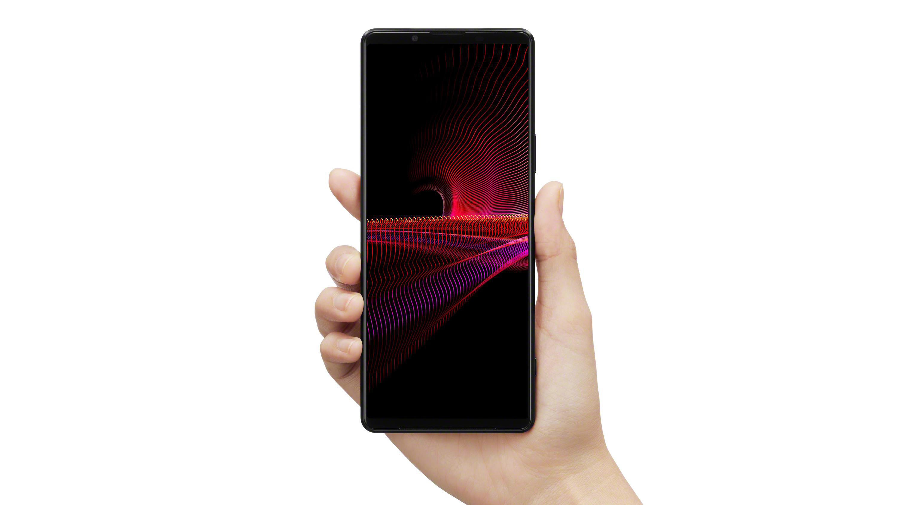 Eine Hand, die ein Smartphone mit einem roten und rosa digitalen Design auf dem Bildschirm hält.
