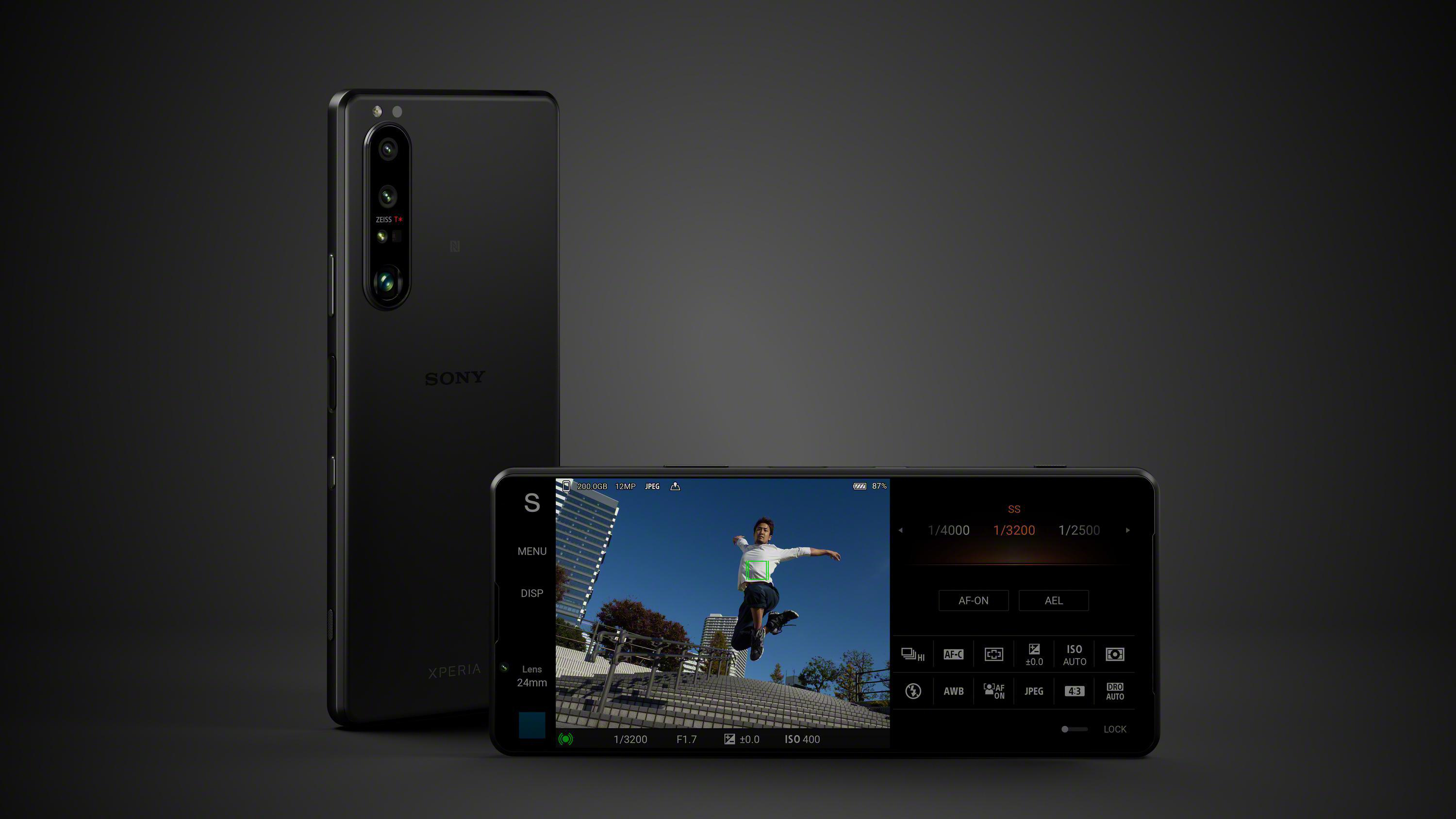Schwarzes Sony Xperia-Telefon. Eines steht aufrecht, das andere zeigt einen springenden Mann.