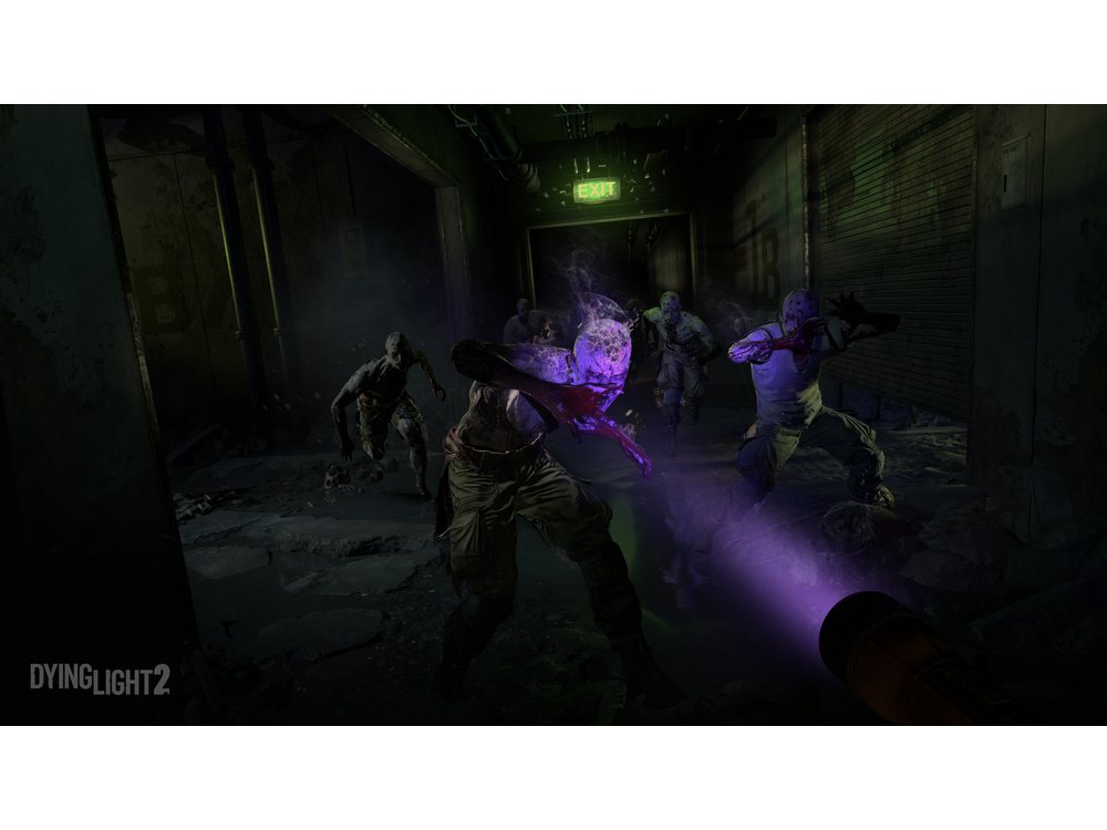Escena de videojuego: Zombis en un pasillo oscuro con una fuente de luz.