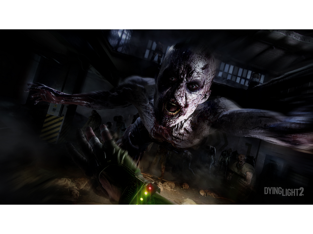 Un zombi aterrador que se acerca al espectador. Luces verdes en un dispositivo a la izquierda, fondo oscuro.