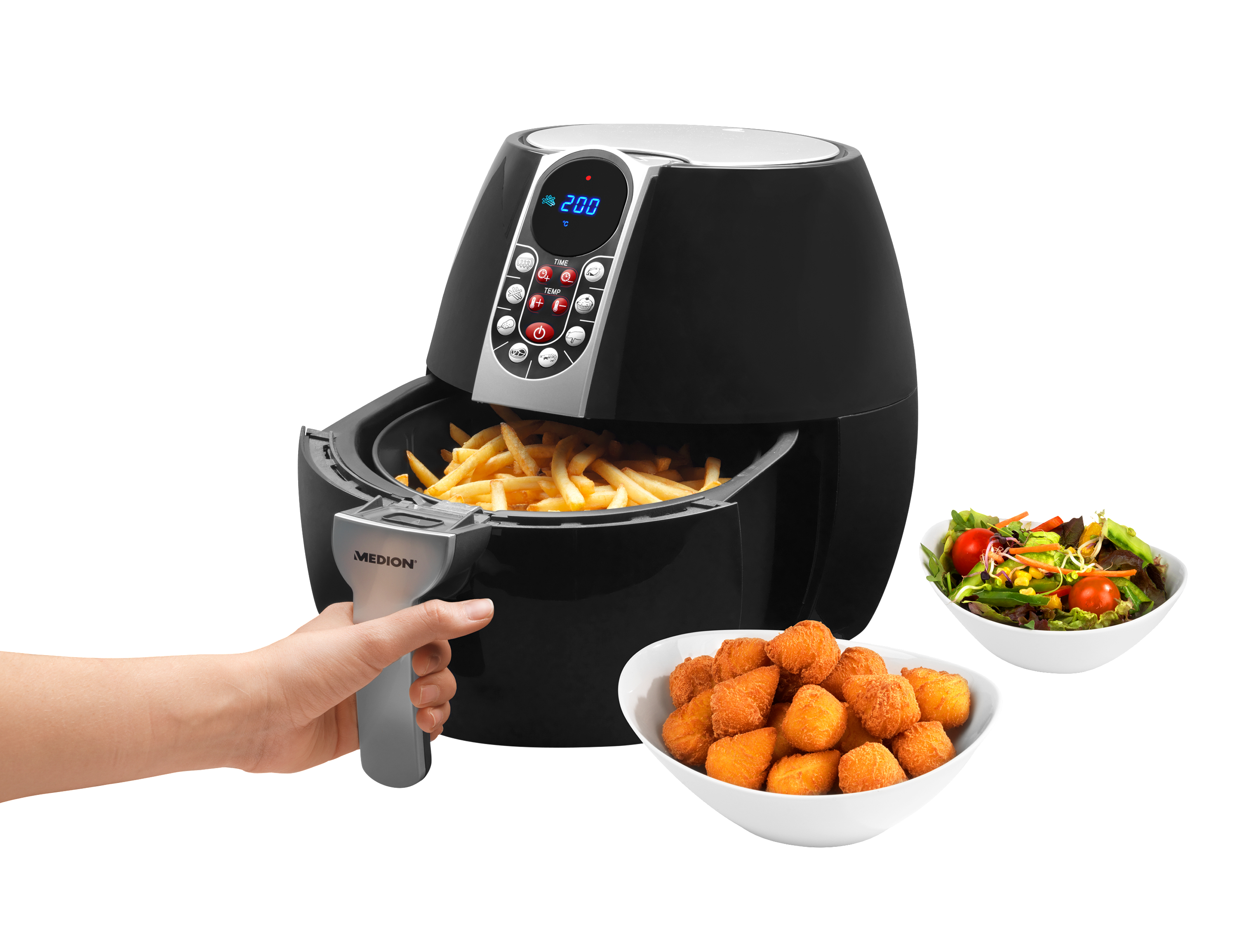 Schwarze Heißluftfritteuse mit Pommes, Nuggets und Salat. Hand hält den Griff der Fritteuse.