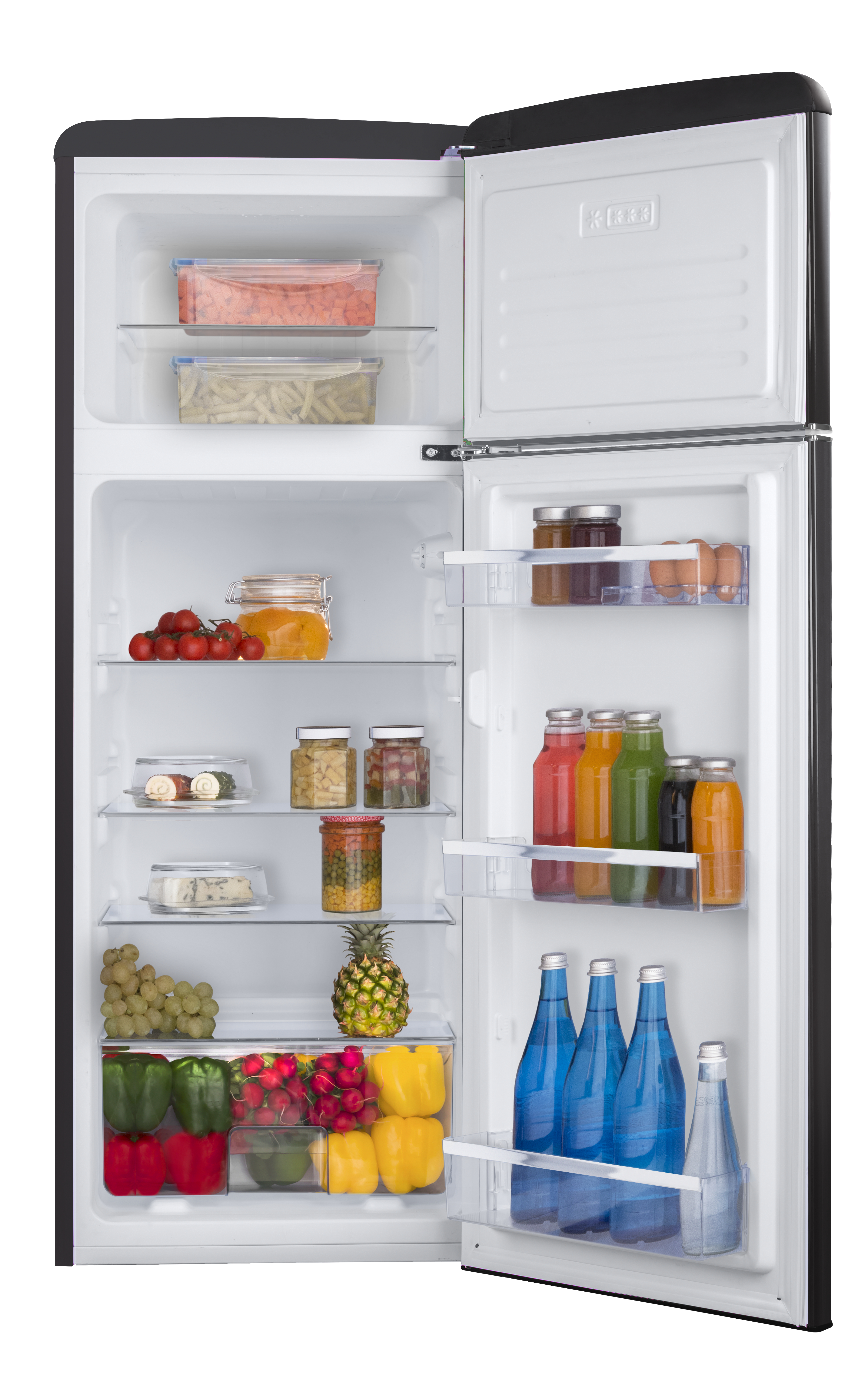 Ein Kühlschrank mit geöffneten Türen, der Regale mit Lebensmitteln und Flaschen zeigt.