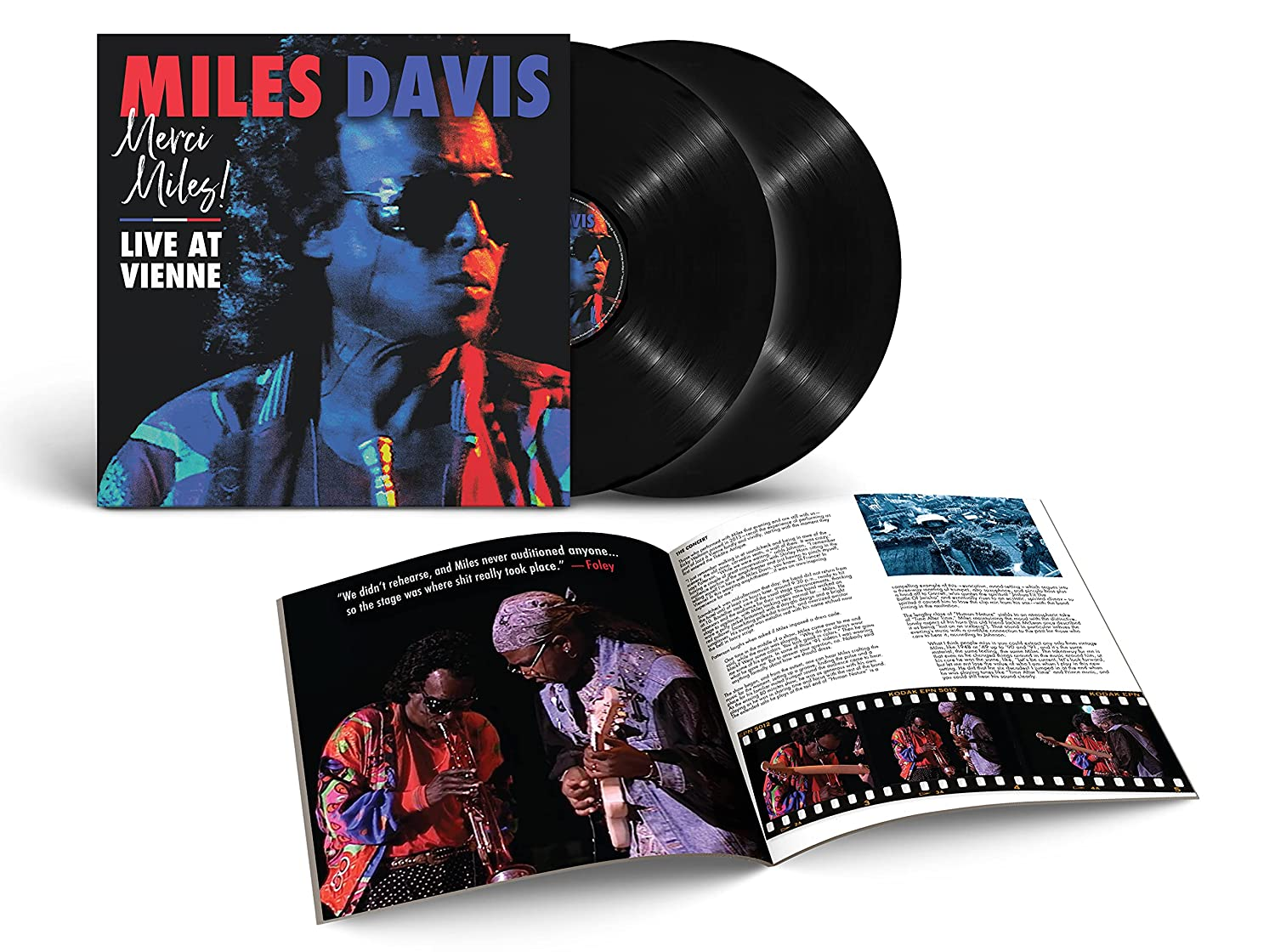 Miles Davis Live at Vienne album borítója. Fekete bakelit lemezek. Belső füzet zenekari fotókkal és szöveggel.